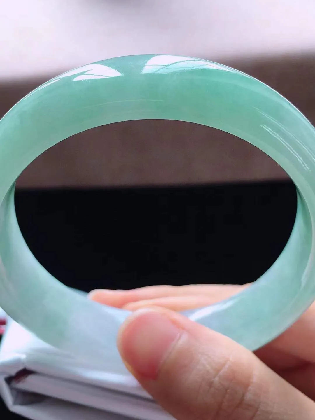 【翡翠名称】老种冰飘绿59.3正圈口翡翠手镯
【翡翠尺寸】59.3*15.8*7.5mm适合58-6