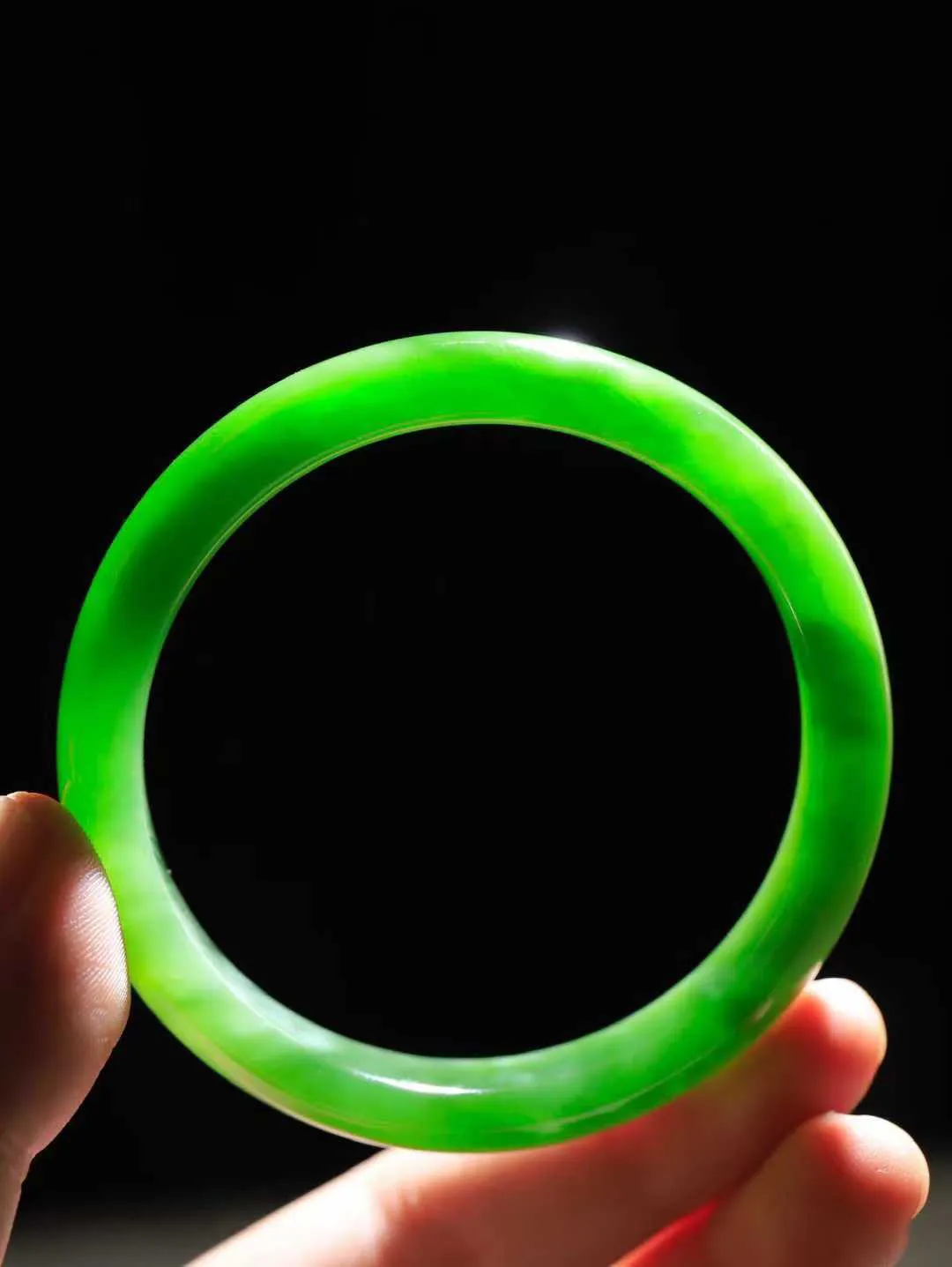 【腕间柔情.手镯】   

收藏级臻品️和田玉碧玉猫眼手镯 玉质温润细腻 油性十足 古朴秀雅 轻抚岁月的栏杆软香温玉，腕间玉镯轻轻晃动，令人情动心间，撷一缕月末的芬芳，把心思铺陈，时光静美，惟有你最温柔。重49.8克   尺寸58.5-12.8-7.7mm  461101600A