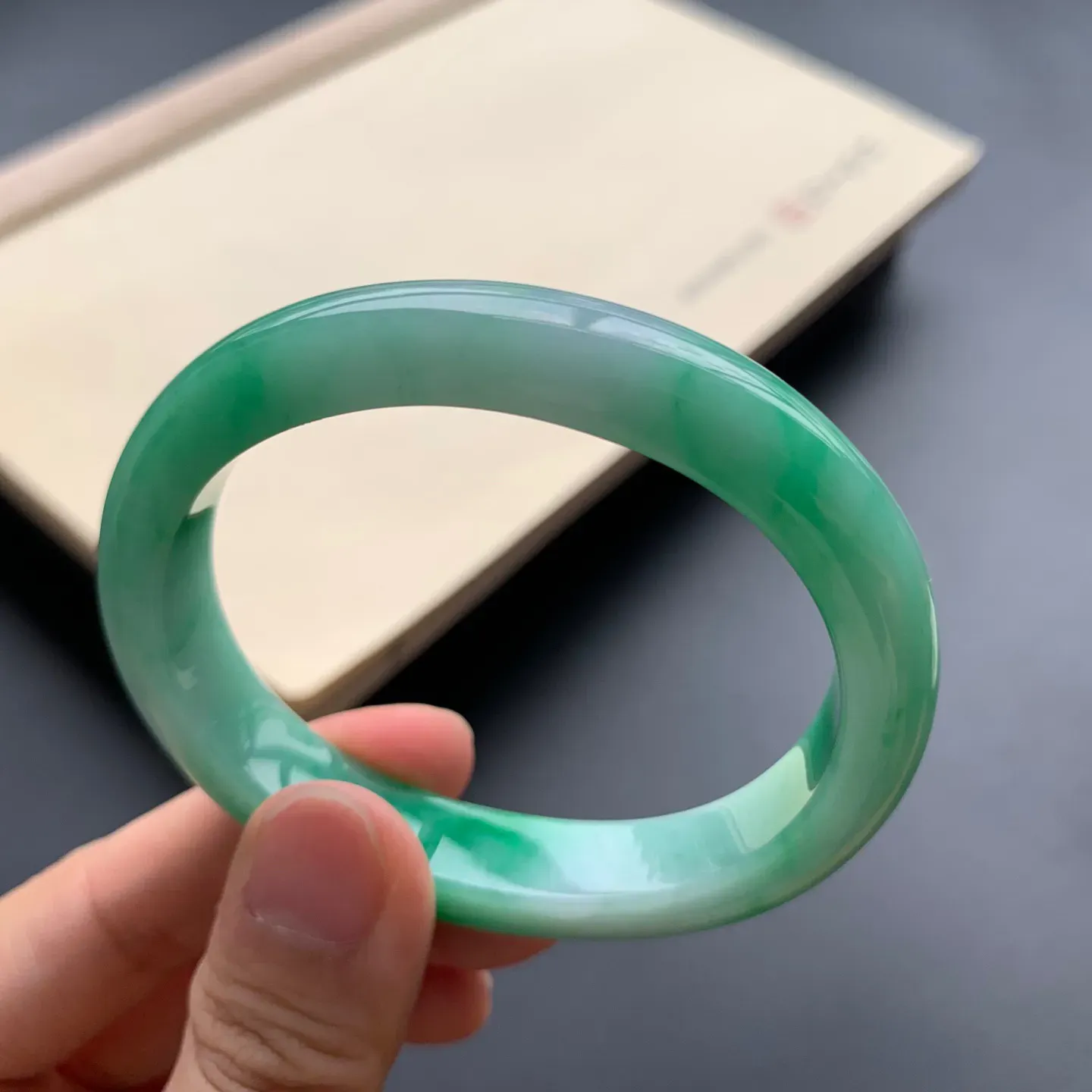 54.2圈口辣绿贵妃手镯 尺寸：54.2-45.3-11.2-7.5，无纹裂，细腻光滑，色辣靓丽