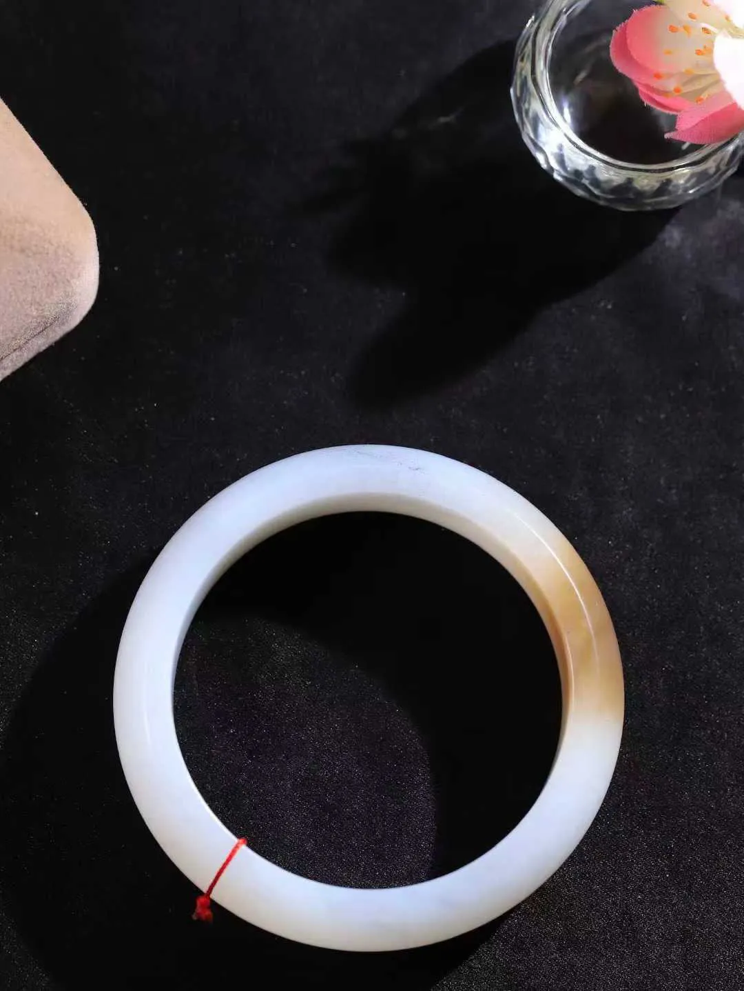 （柔情似水.手镯）

精品和田玉糖白飘青花手镯，玉质温润细腻，镯型饱满圆润，优雅知性，姽婳于幽静兮，又婆娑乎人间，经典款型，古朴典雅。极具灵性，腕间风情，风姿卓越。 
重77.6克   尺寸58.5-17.8-8.6mm    FDL-361101626