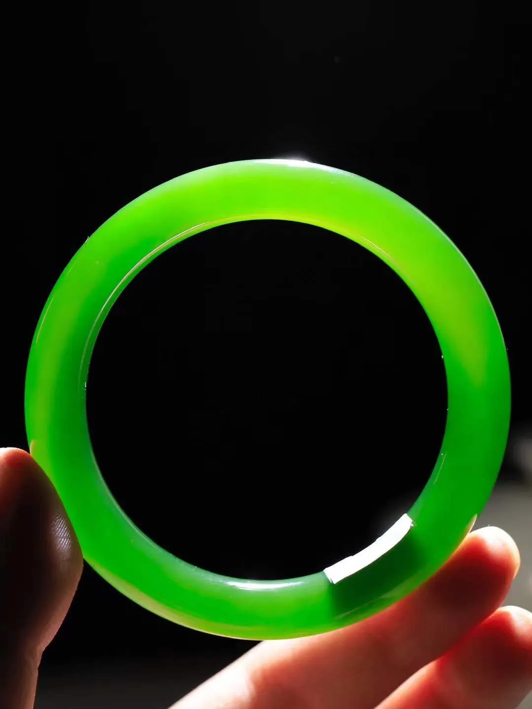 【诗情画意.手镯】

典藏级臻品️和田玉碧玉手镯   细腻油脂,手感润滑。意韵飘渺，温雅细腻，工艺精湛，️氤氲诗意的美跃然于手腕之间，给人以出尘的风雅，优美脱俗，气质非凡。重46.5克 内径56mm尺寸9.8-9.4mm  221102400A