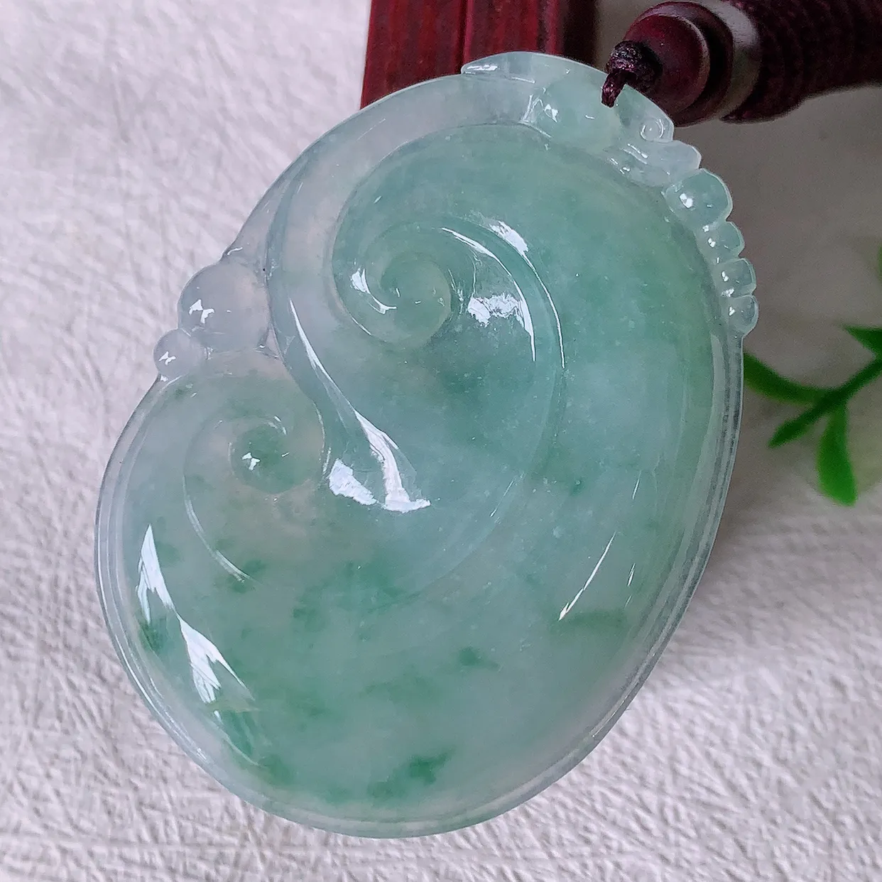 自然光实拍，大件冰飘花翡翠如意吊坠，玉坠百搭又精致，寓意着吉祥，事事如意！#46.22