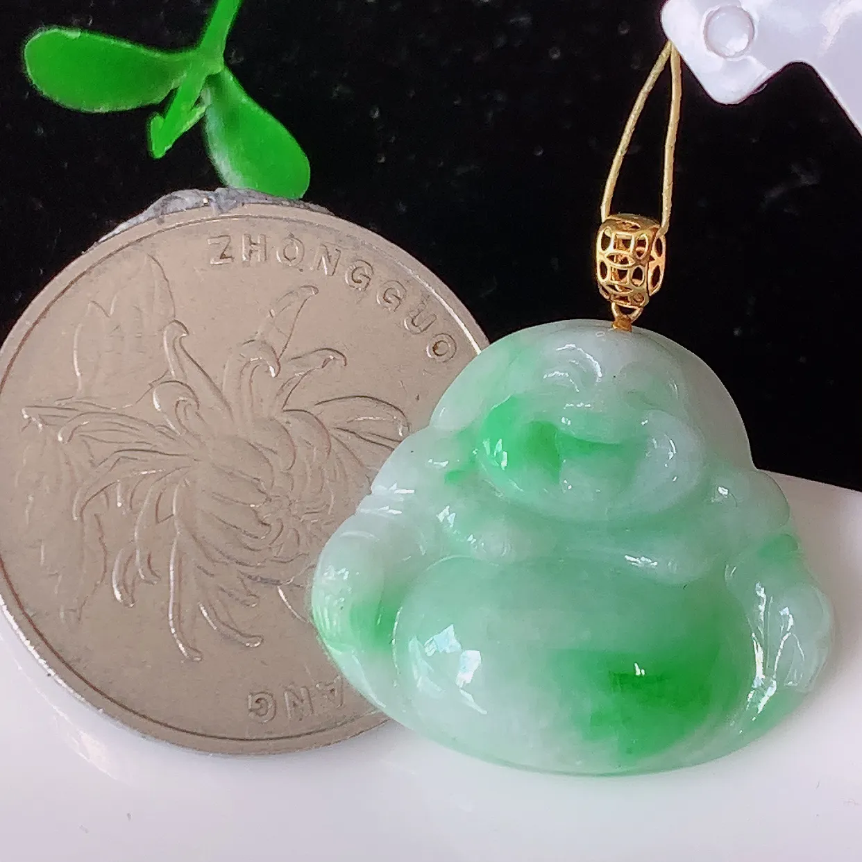 18k金镶嵌飘绿翡翠佛公吊坠，沁人心脾，精致典雅的设计，为佩戴者，增添色彩，送礼自留都是佳品选择！#35.22