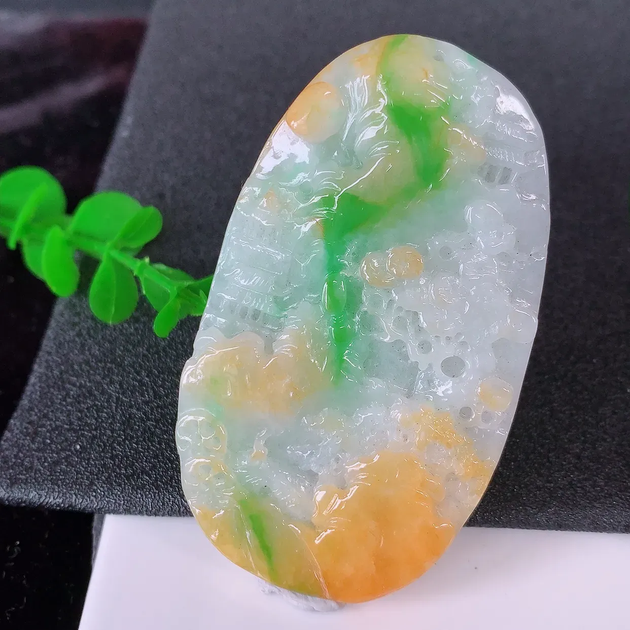 自然光实拍，特色黄加绿翡翠山水牌吊坠，三彩翡翠山水牌，寓意“常青、背靠大山、水（财）长流、平安之意”生机盎然的翠意，一眼既心醉，雕工精致， 佩戴效果优雅迷人！#97.20