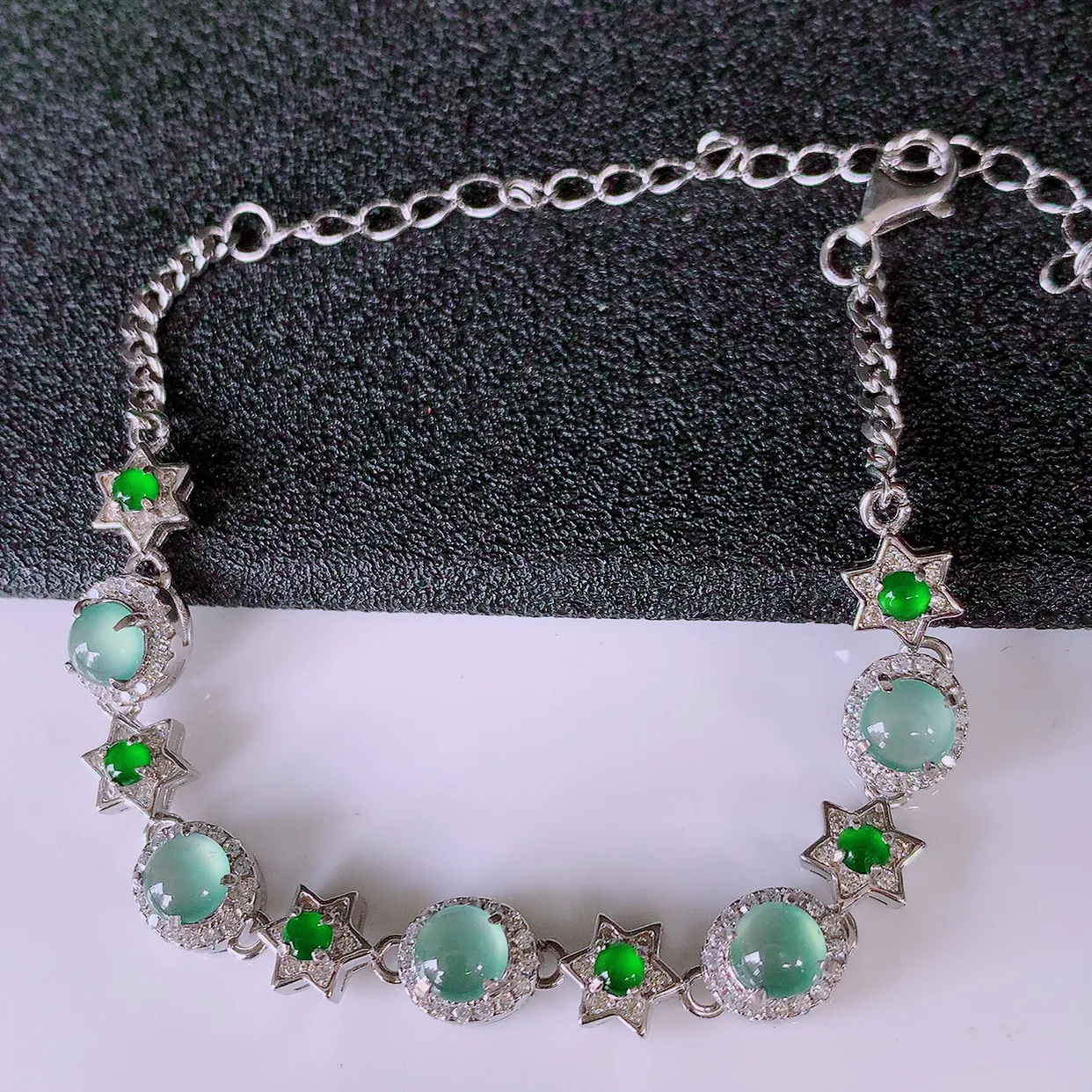 冰透满绿翡翠925银镶嵌手链，自然光实拍，翠色灵动，颜色漂亮，种老水足，品相佳，佩戴佳品！#97.20取一整体7.2*6.5-5.5 裸石4.5*4.5
