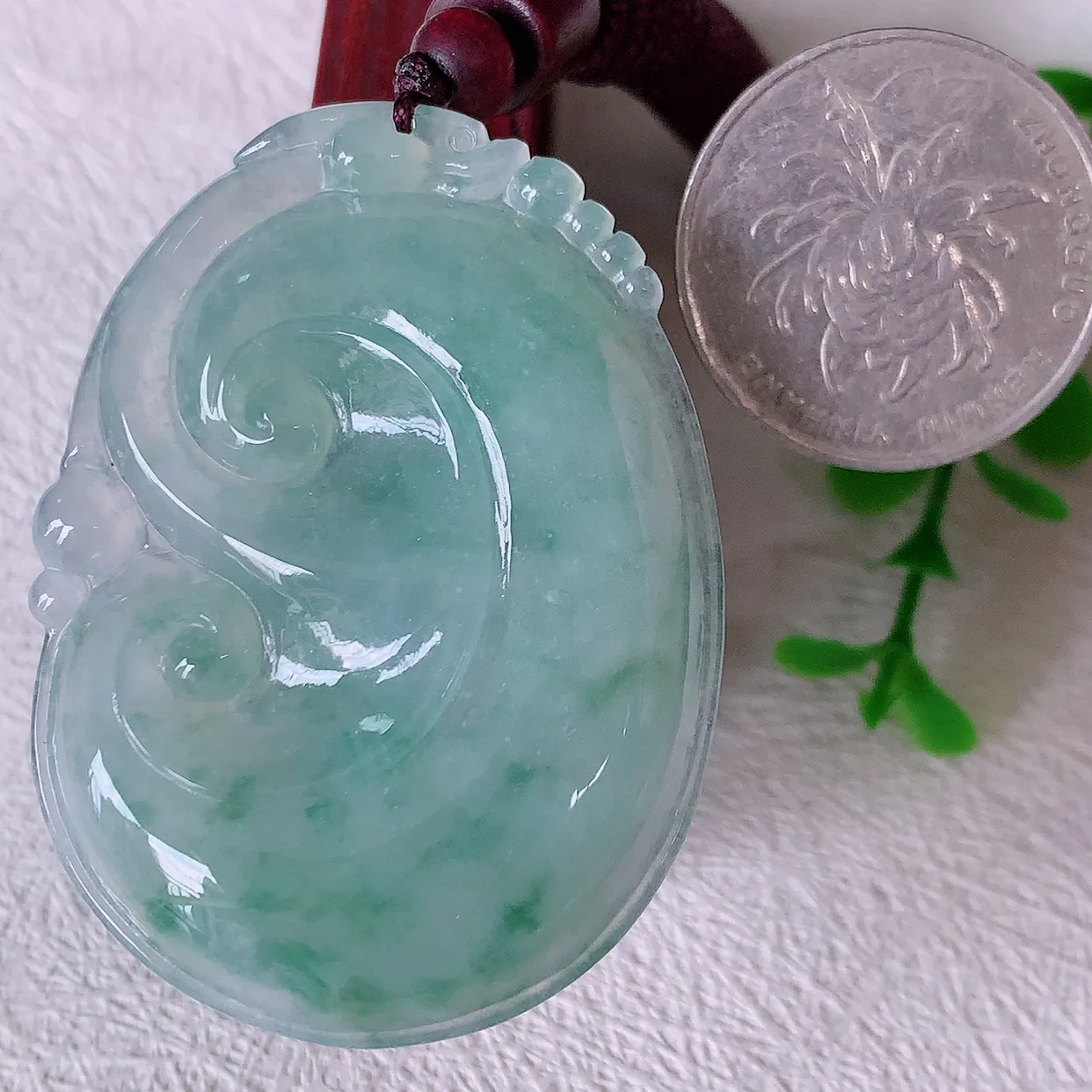 自然光实拍，大件冰飘花翡翠如意吊坠，玉坠百搭又精致，寓意着吉祥，事事如意！#46.22