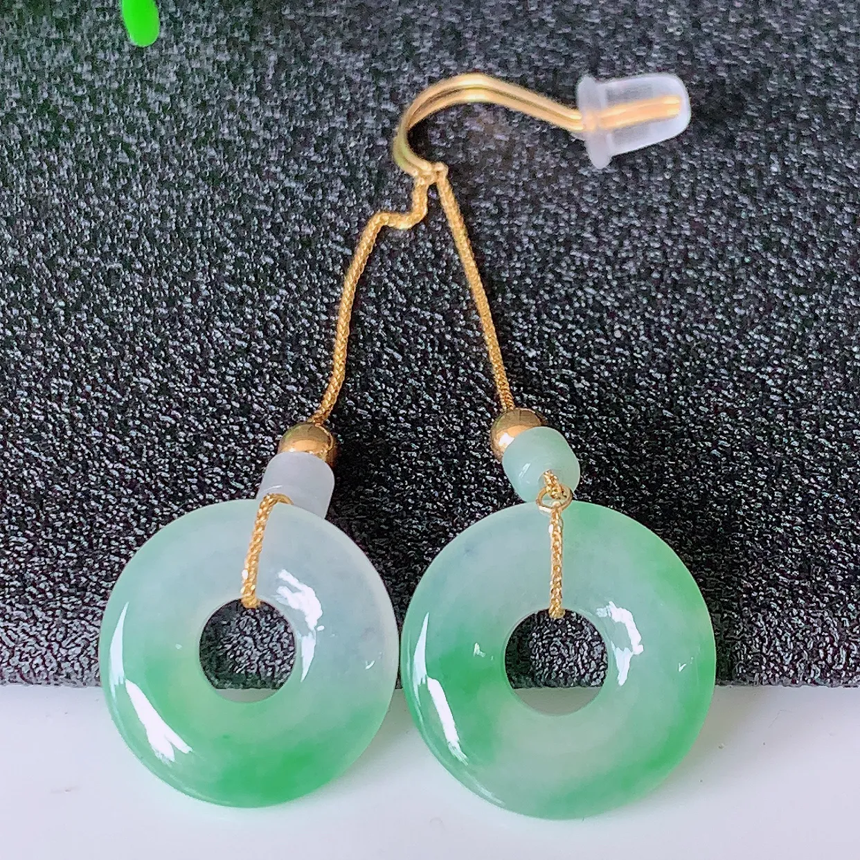 18k金镶嵌冰种飘绿翡翠平安扣耳坠，沁人心脾，耳坠佩戴效果大气出众，尽显气质。种水好，胶感足，颜相当漂亮，高性价比，值得入手品鉴！#41.22整体43.5裸石14*2.6