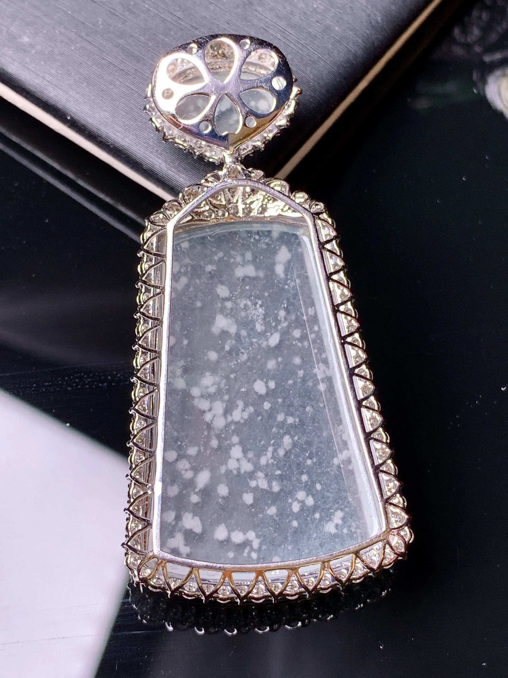 18k金钻镶嵌冰种木那料雪花棉无事牌吊坠 玉质细腻 色泽清新艳丽 整体尺寸50*24.2*8