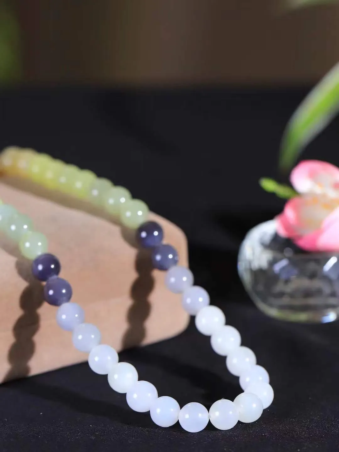 【链.108】

精品️和田玉多宝圆珠挂链 玉质温润细腻 油性十足 佩戴舒适。珠珠落玉盘，间关莺语花底滑，一生美好时光，无论身在何处，都有它相伴相守。事事顺遂，幸福美满，吉祥如意。重90克 尺寸取一8mm FDL-441102433