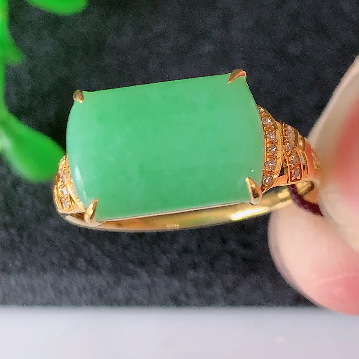 自然光实拍 18K金精工镶嵌翡翠满绿马鞍戒指，玉质细腻，翡翠色泽均匀，艳丽饱满，款式高贵大气，15圈