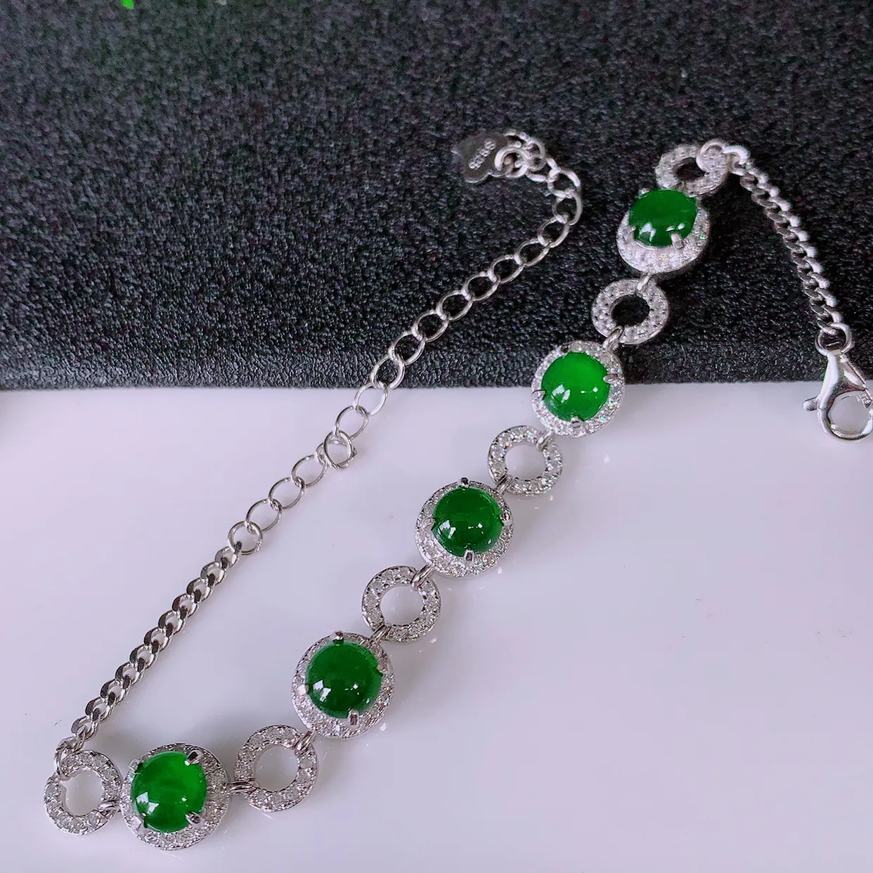 冰透满绿翡翠925银镶嵌手链，自然光实拍，翠色灵动，颜色漂亮，种老水足，品相佳，佩戴佳品！#97.20取一整体8*7.5*5.2 裸石5.2*5.2