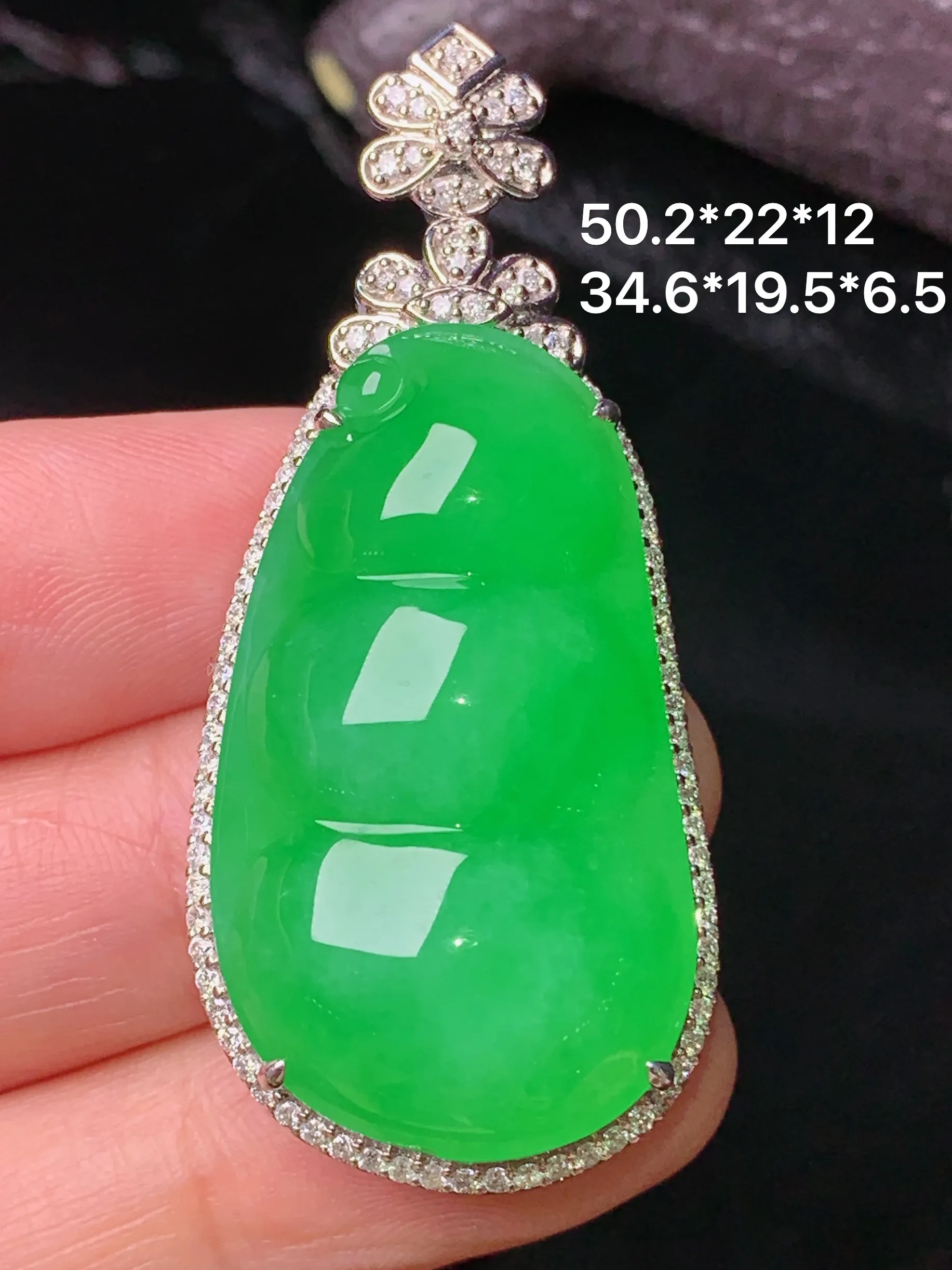 18k金钻镶嵌满绿四季豆吊坠 玉质细腻 色泽清新艳丽 整体尺寸50.2*22*12