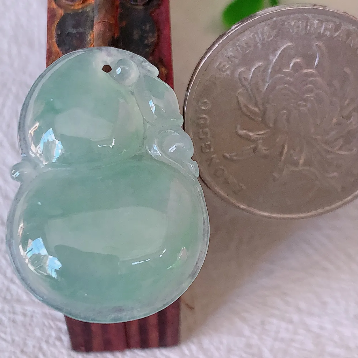 自然光实拍，冰种翡翠葫芦吊坠，寓意福禄双全，财源滚滚，清新脱俗，佩戴效果优雅迷人！#57.20