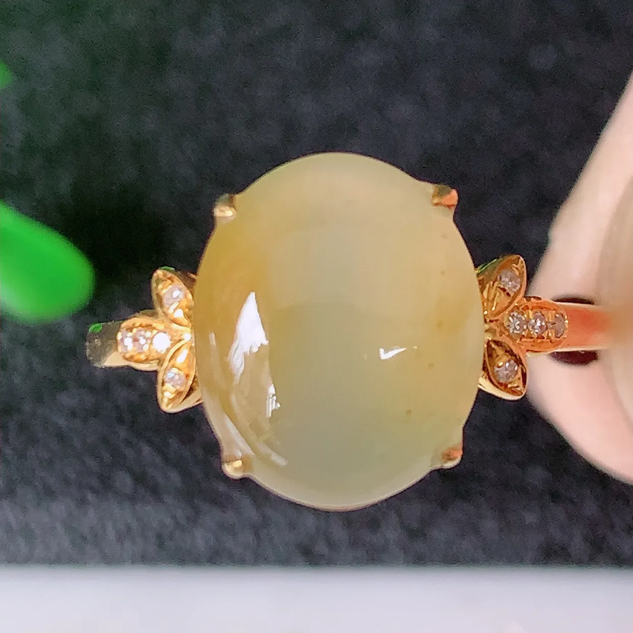 自然光实拍 18K金精工镶嵌冰种黄翡翡翠戒指，玉质细腻，翡翠色泽均匀，艳丽饱满，款式高贵大气，14圈