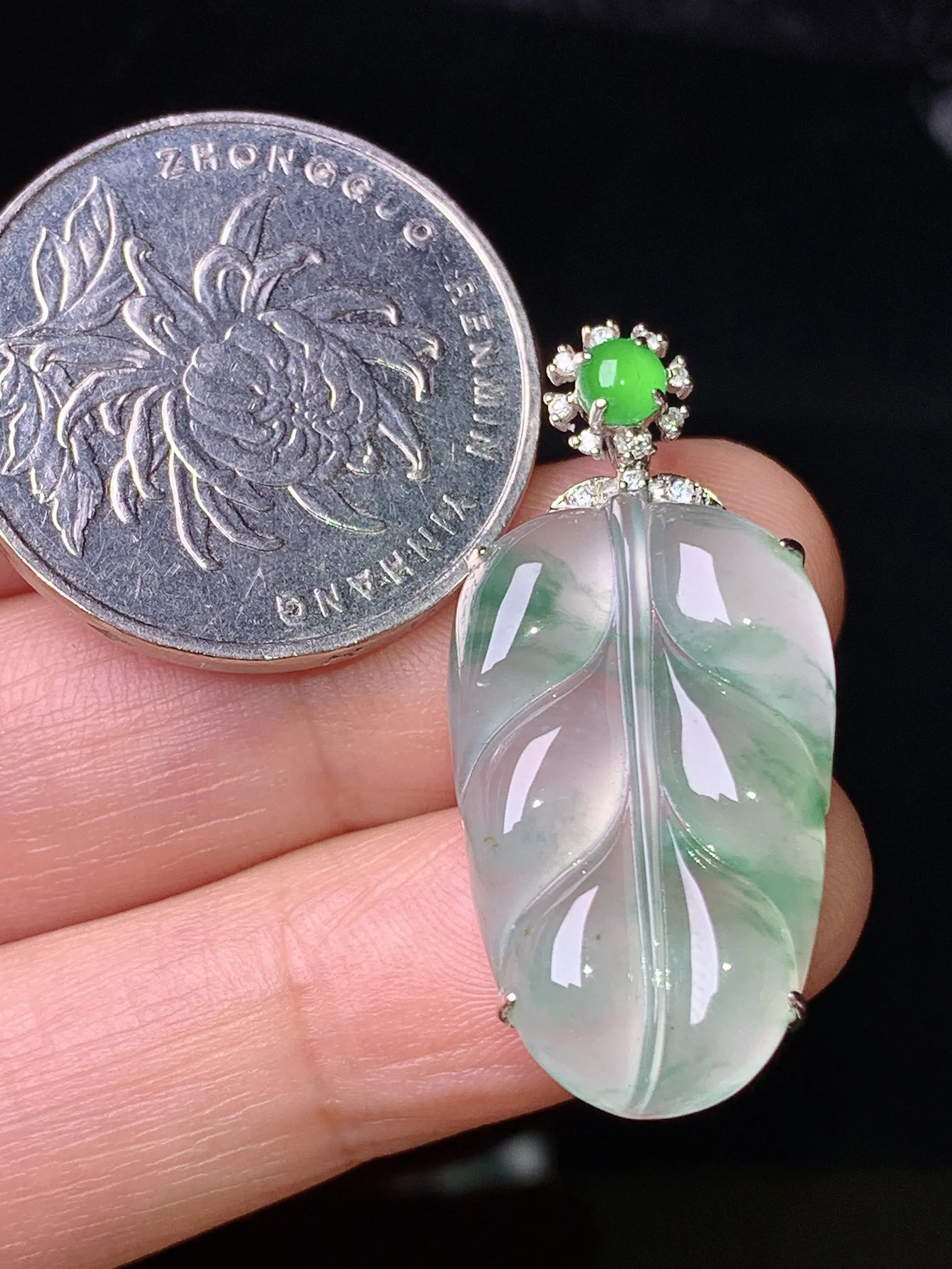 18k金钻镶嵌冰种飘绿树叶吊坠 玉质细腻 色泽清新艳丽 整体尺寸33*15.3*6.3