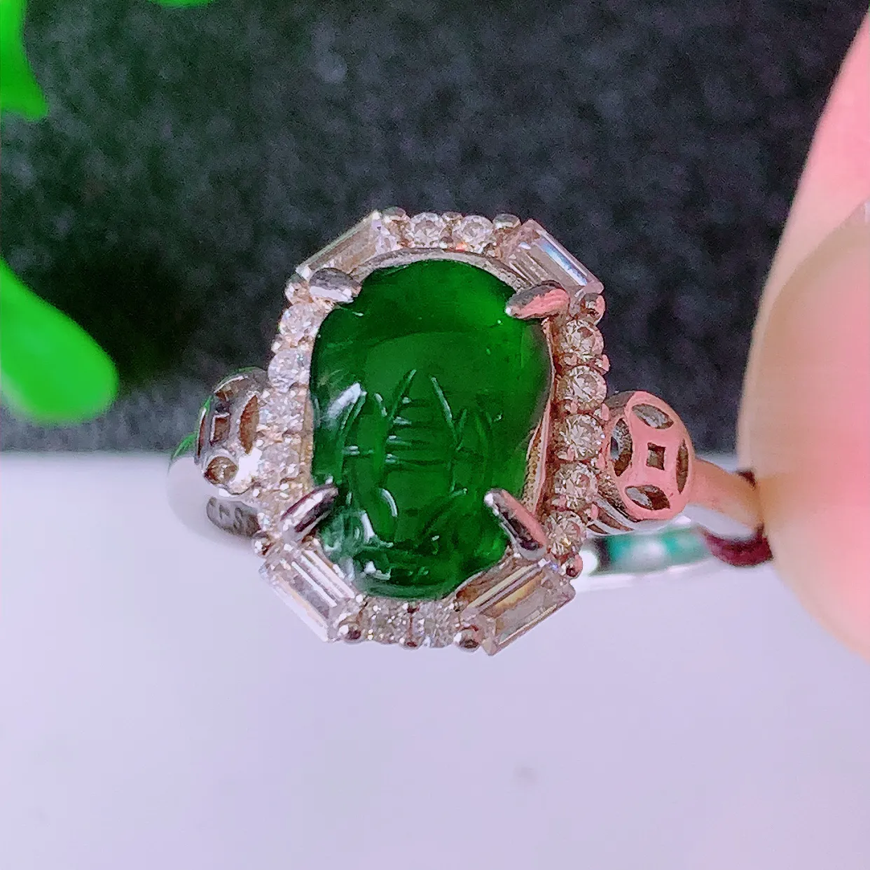 冰透满绿翡翠925银镶嵌貔貅戒指，自然光实拍，翠色灵动，颜色漂亮，种老水足，品相佳，佩戴佳品！#98.22（圈口可调大小）整体16.8*24.5*6裸石9.5*6.6