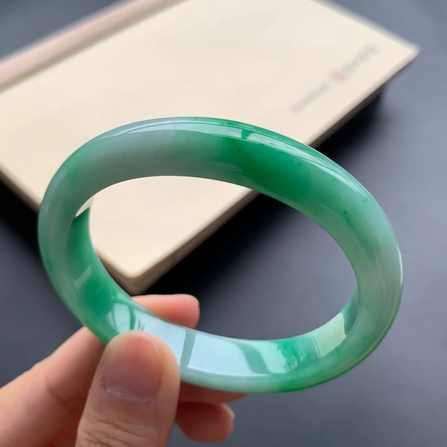 54.2圈口辣绿贵妃手镯 尺寸：54.2-45.3-11.2-7.5，无纹裂，细腻光滑，色辣靓丽