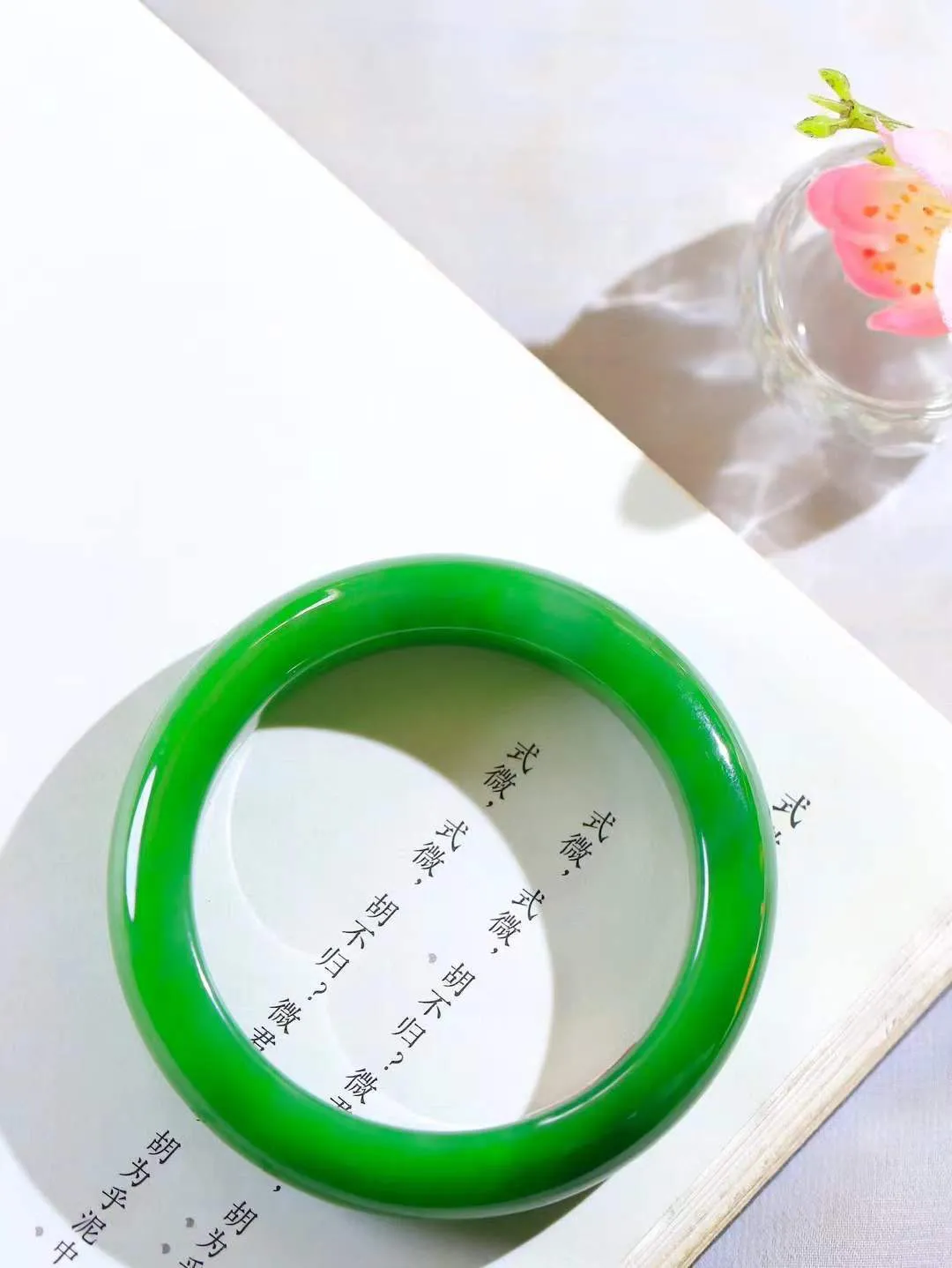 【碧波流转·手镯】

典藏级臻品️和田玉碧玉微猫眼手镯，玉质细腻温润，手感舒适，️线条流畅，简约大气，美自天成，佩戴于腕间，婉约之美，举手投足间透出那份低调奢华，醉人心扉。
重73.9克 内径圈口58mm尺寸10.2-13.7mm  FDA-131102408