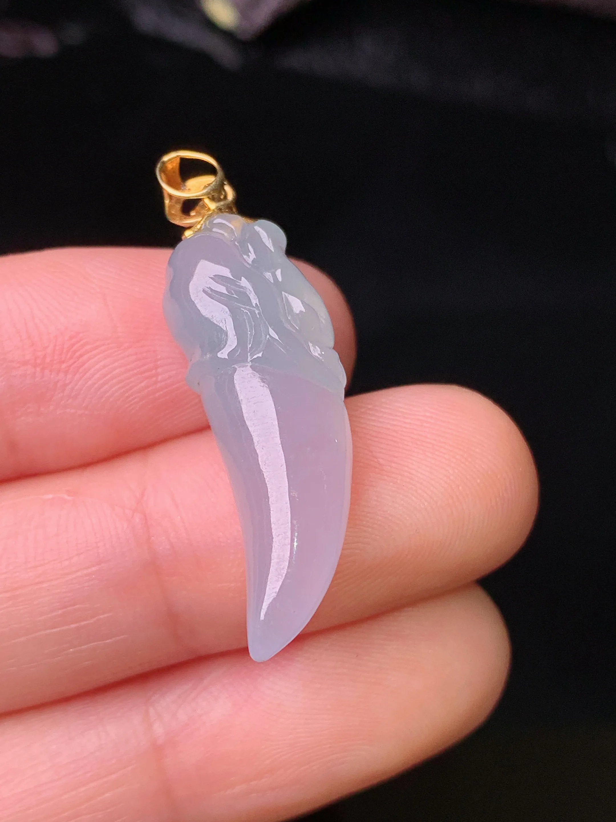 18k金镶嵌冰种狼牙吊坠 玉质细腻 色泽清新艳丽 整体尺寸32.7*9.2*7.5