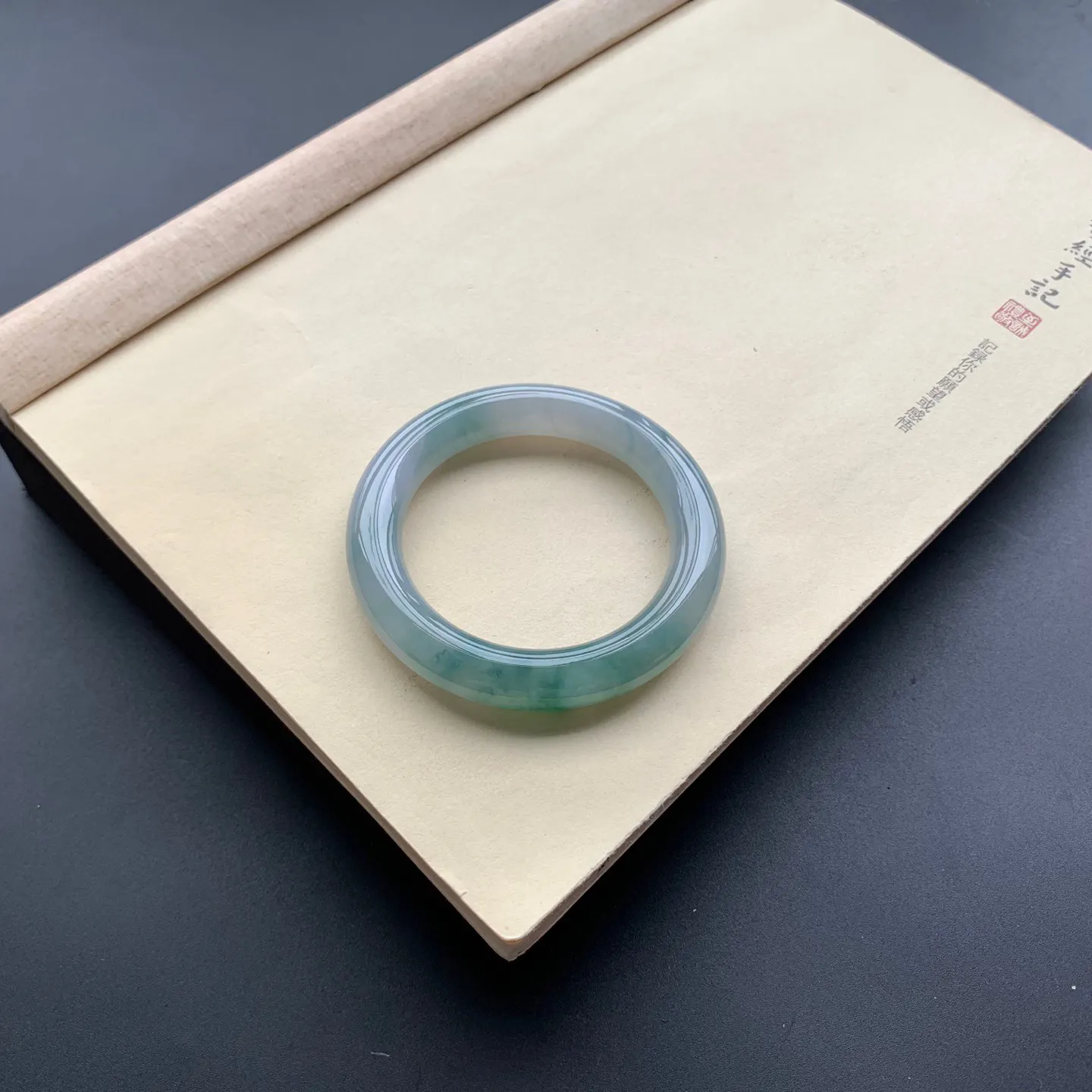 54圈口冰飘花圆条手镯 尺寸：54-11.2，无纹裂，水润饱满，花色浓郁