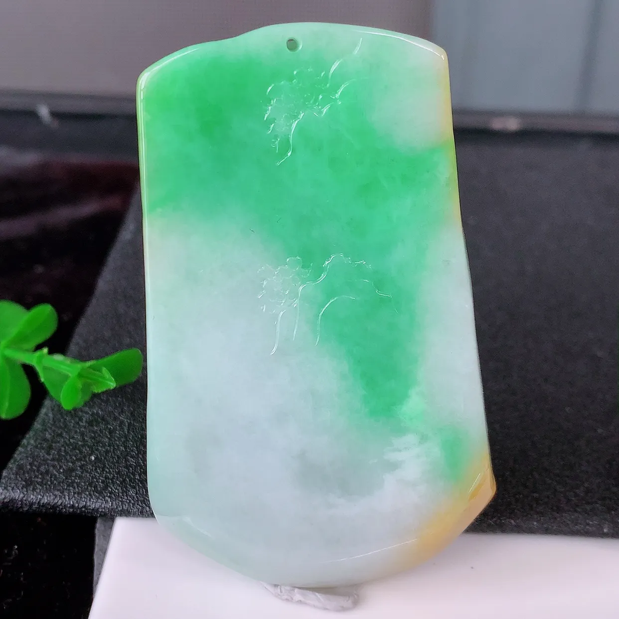 自然光实拍，特色黄加绿翡翠山水牌吊坠，寓意“常青、背靠大山、水（财）长流、平安之意”生机盎然的翠意，一眼既心醉，雕工精致， 佩戴效果优雅迷人！#97.20