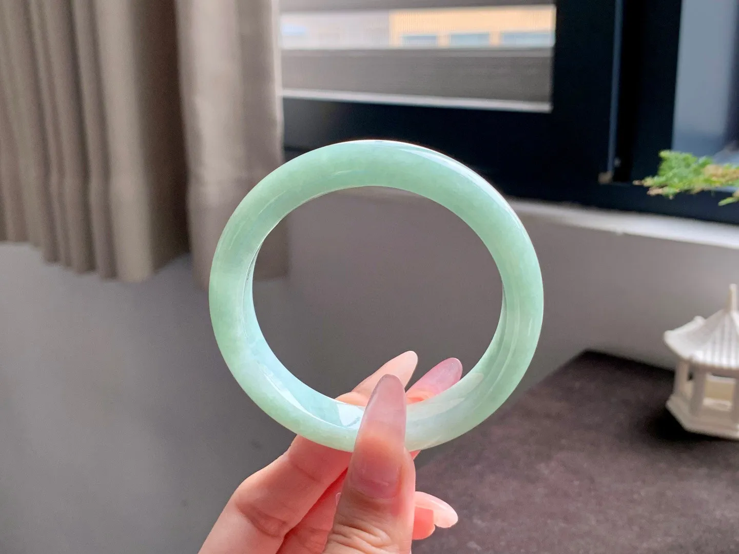 晴绿成品
⭕️58.2-12.9-8.8

散发着绿意的光芒，彷佛一片翠绿的森林色彩清新而生机盎然，像是春天的新绿，给人一种清凉和舒适的感觉