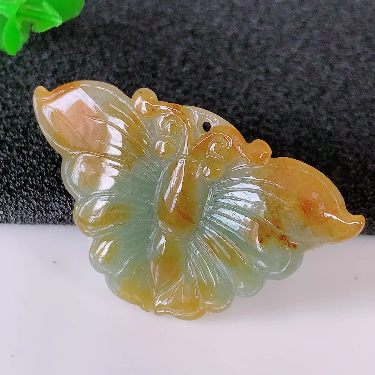 自然光实拍，冰润黄翡双彩翡翠蝴蝶吊坠，翠色灵动，种老水足，寓意好，品相佳， 佩戴佳品！#35.28