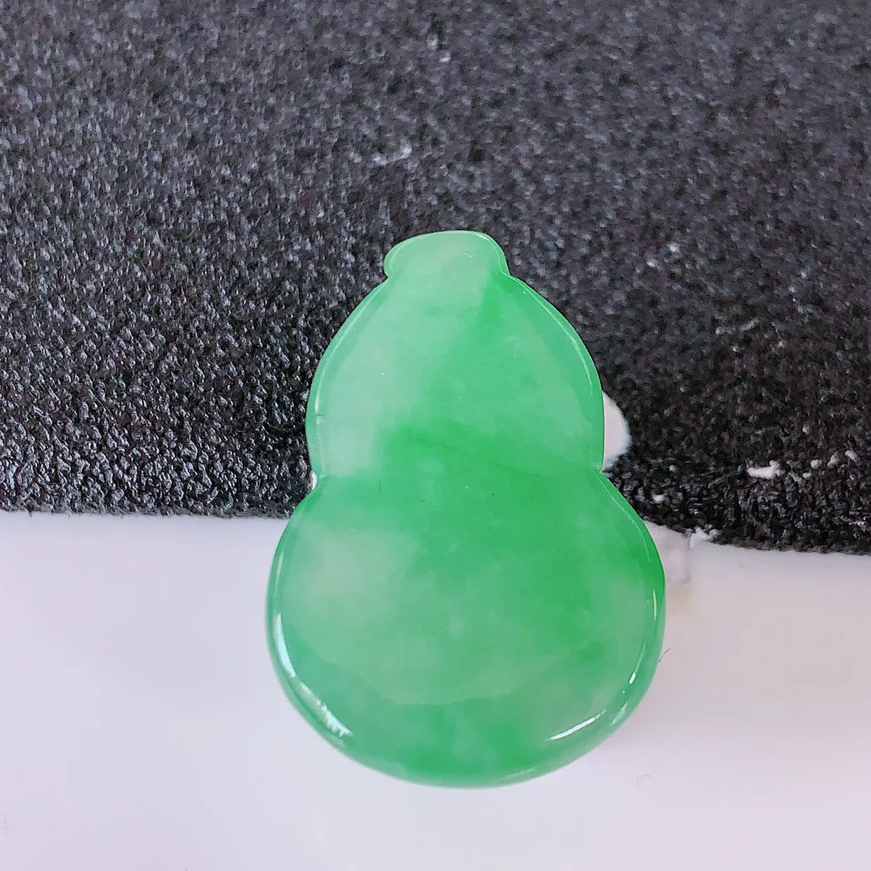 自然光实拍，冰润飘绿翡翠葫芦蛋面，种老水足，雕工精湛 ，寓意美好，镶嵌更靓， 佩戴时尚出众！#05.20