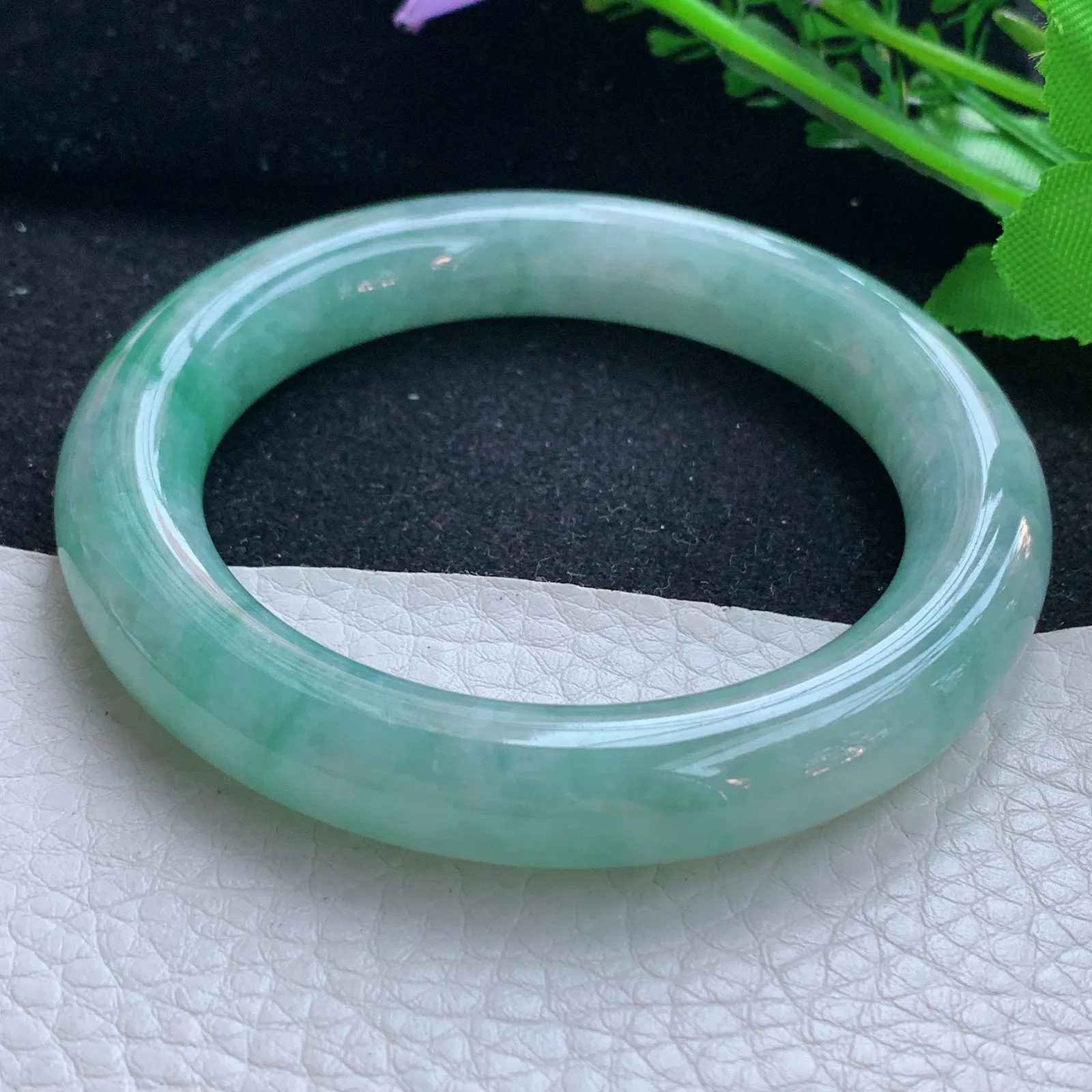 z自然光55*10.8美人镯 缅甸翡翠a货玉手镯清新飘绿圆条玉手环 平安镯