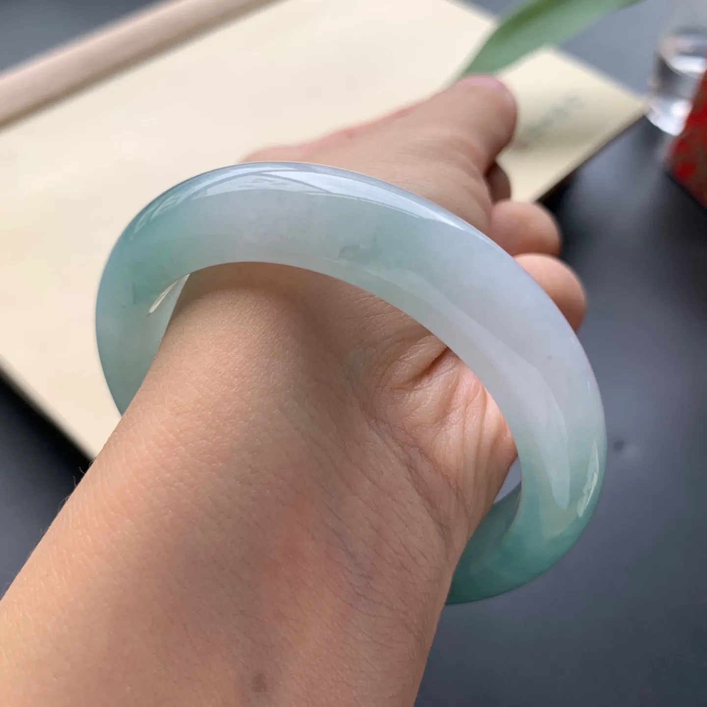 53.6圈口冰蓝底正圈手镯 尺寸：53.6-12.5-8.8，无纹裂，水润起胶，优雅迷人