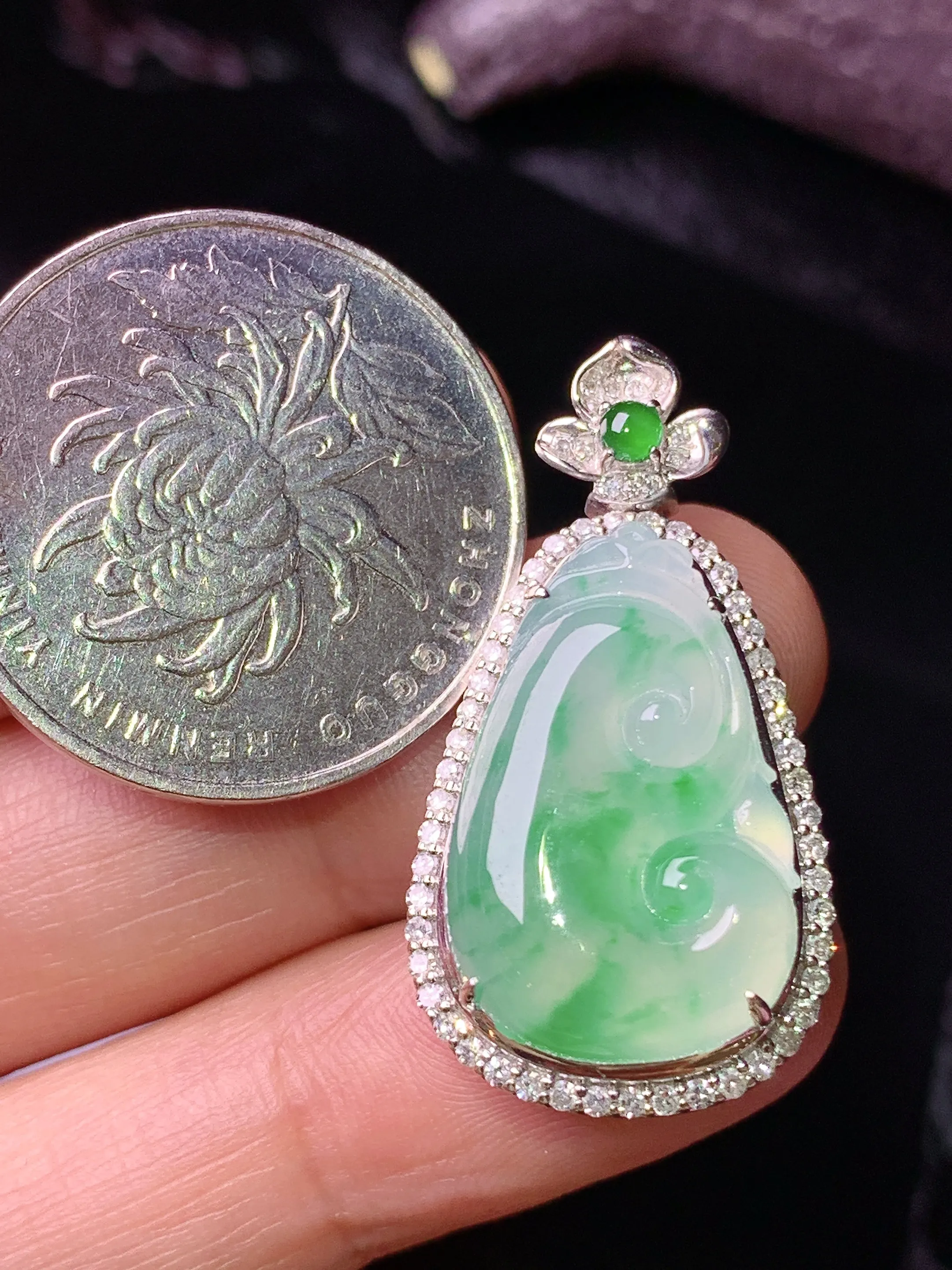 18k金钻镶嵌飘绿如意吊坠 玉质细腻 色泽清新艳丽 整体尺寸32*17*9.8