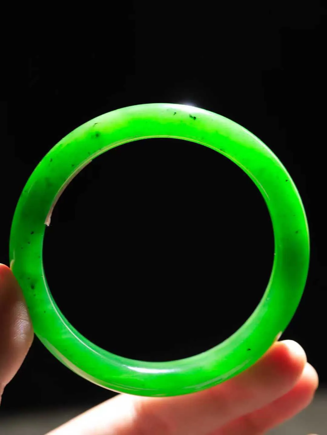 【碧波流转·手镯】

收藏级臻品️和田玉碧玉手镯，玉质细腻温润，手感舒适，️线条流畅，简约大气，美自天成，佩戴于腕间，婉约之美，举手投足间透出那份低调奢华，醉人心扉。
重54克 内径圈口60mm尺寸11.7-8.4mm  FDA-131101608