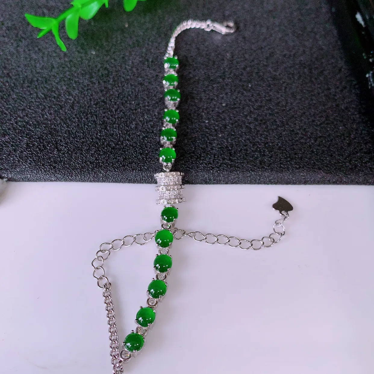 冰透满绿翡翠925银镶嵌手链，自然光实拍，翠色灵动，颜色漂亮，种老水足，品相佳，佩戴佳品！#97.20取一整体4.2*4.2-4 裸石4.2*4.2