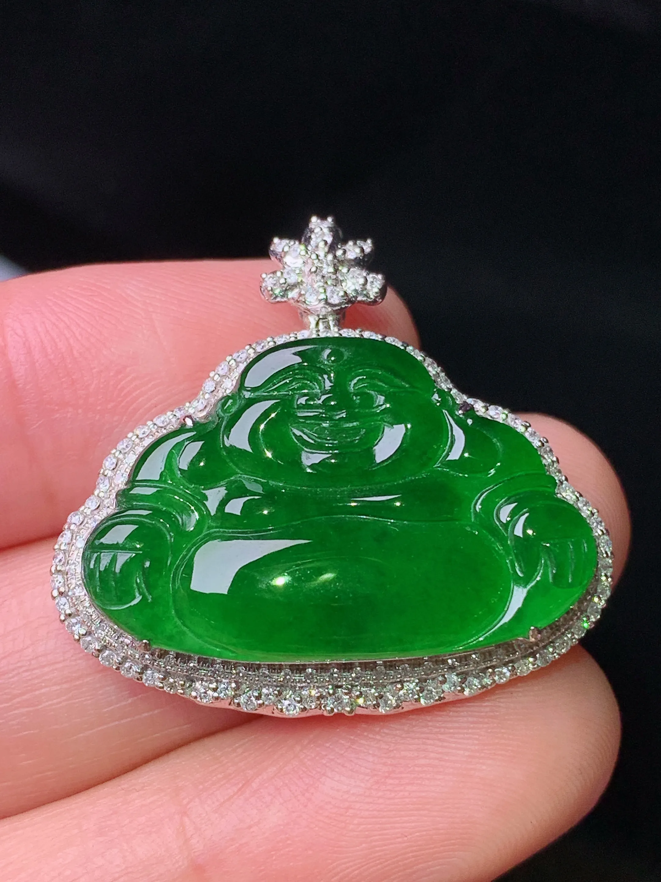 18k金钻镶嵌满绿佛公吊坠 玉质细腻 色泽清新艳丽 整体尺寸27*29.3*8.3
