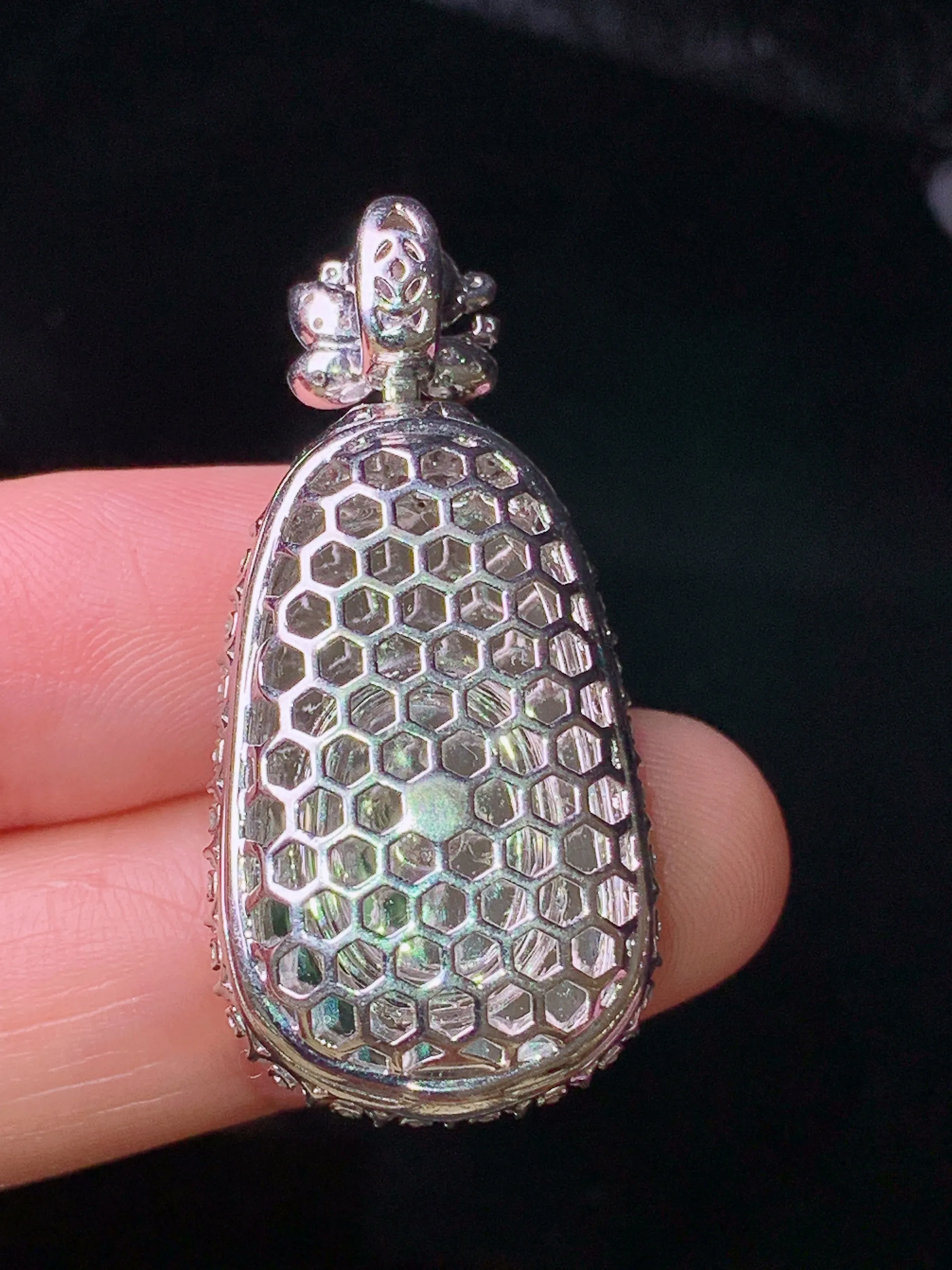 18k金钻镶嵌翠绿树叶吊坠 玉质细腻 色泽清新艳丽 整体尺寸38.3*17.8*10.8