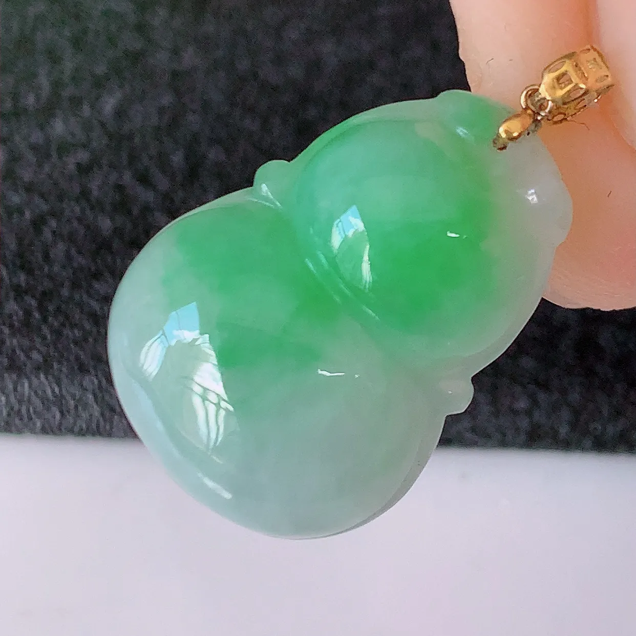 18K金镶嵌冰润飘绿翡翠葫芦吊坠，葫芦寓意福禄双全，财源滚滚，佩戴效果优雅迷人！#49.22