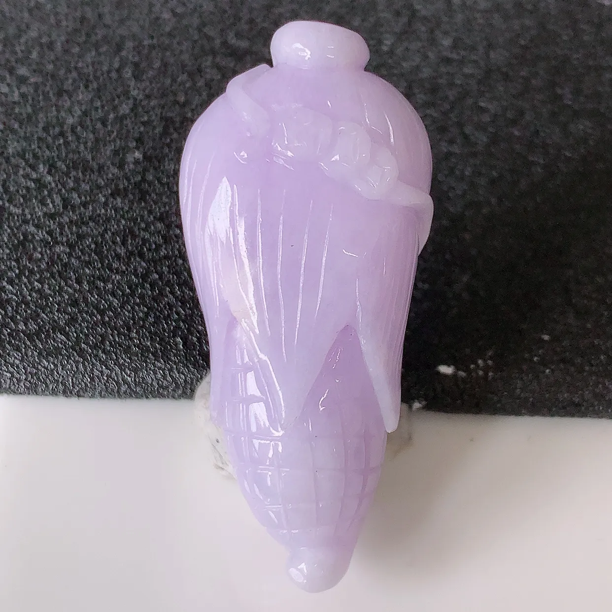 自然光实拍，冰润紫罗兰翡翠玉米吊坠，多子多福，种老水足，雕工精湛 ，寓意美好，佩戴时尚出众！#05.22