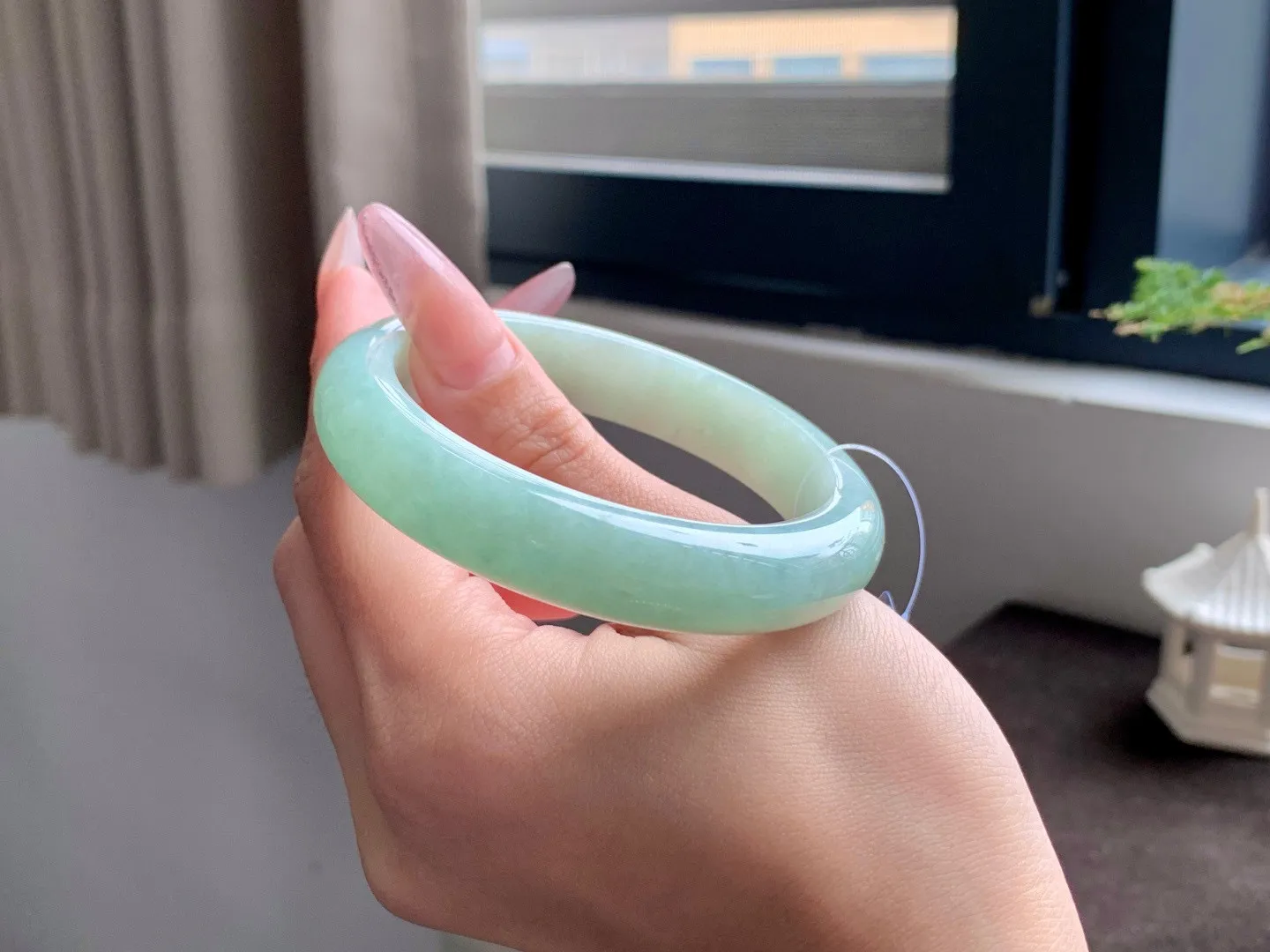 晴绿成品
⭕️58.2-12.9-8.8

散发着绿意的光芒，彷佛一片翠绿的森林色彩清新而生机盎然，像是春天的新绿，给人一种清凉和舒适的感觉