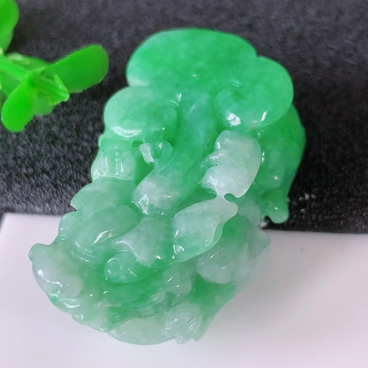 自然光实拍，冰润飘绿招财貔貅翡翠吊坠，民间有“一摸貔貅运程旺盛，再摸貔貅财运滚滚，三摸貔貅平步青云 ”的 美好祝愿。#87.20