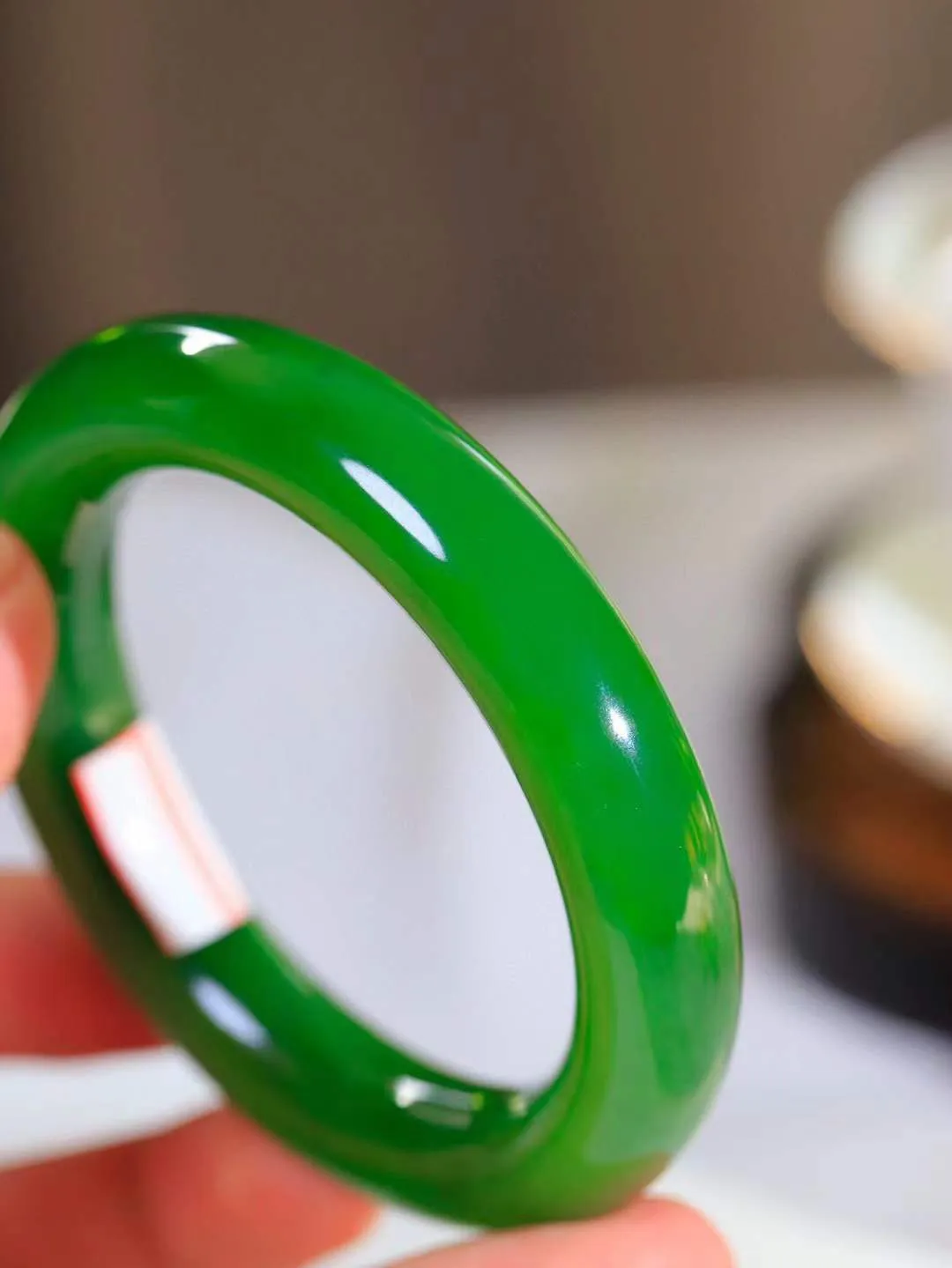 【悠悠芳华.镯】

典藏级臻品和田玉碧玉微猫眼手镯 玉质温润 青葱岁月，尽收腕中，婉转流畅，凝岁月悠长。盈一眸恬淡，挽一抹绿意。重73.8克 内径54mm尺寸11.5-12.8mm   861102455A