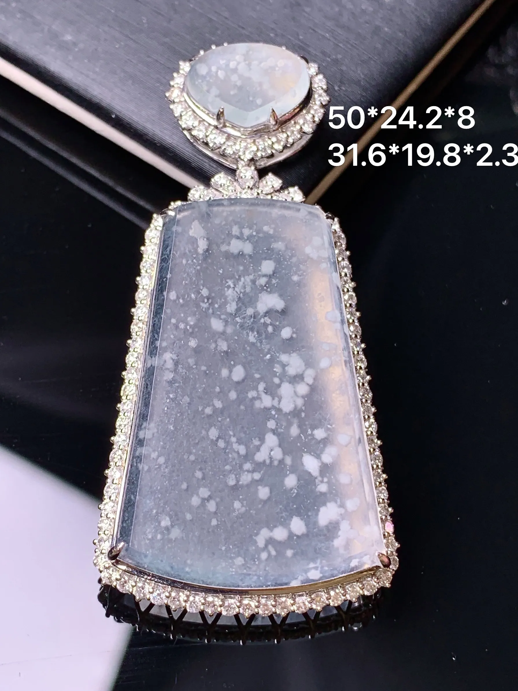 18k金钻镶嵌冰种木那料雪花棉无事牌吊坠 玉质细腻 色泽清新艳丽 整体尺寸50*24.2*8