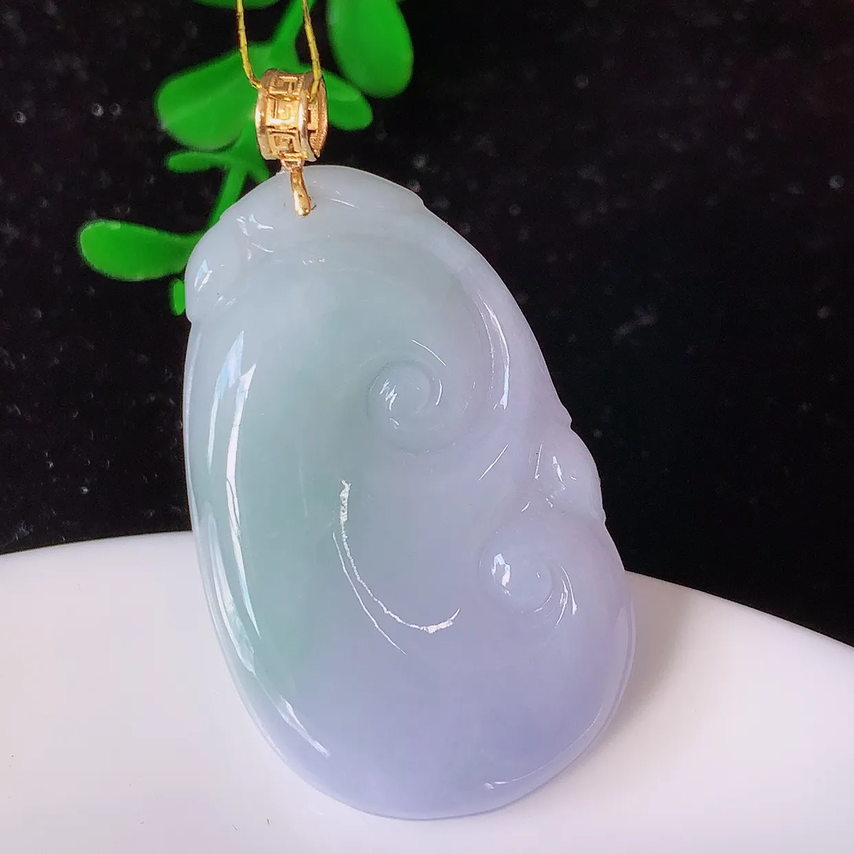 18K金镶嵌春带彩翡翠如意吊坠，简单的镶嵌设计、让玉坠百搭又精致，寓意着吉祥，事事如意！#35.22