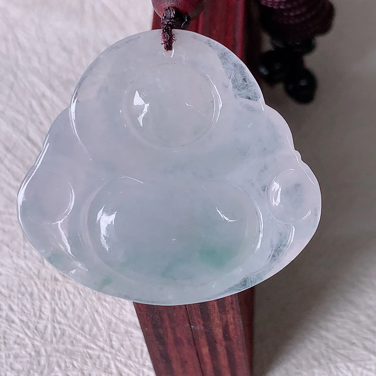 自然光实拍，冰种飘花翡翠佛公吊坠，笑口常开，佛公在心中，一生平安幸福，冰透，佛公翠色迷人，佩戴佳品！#46.22