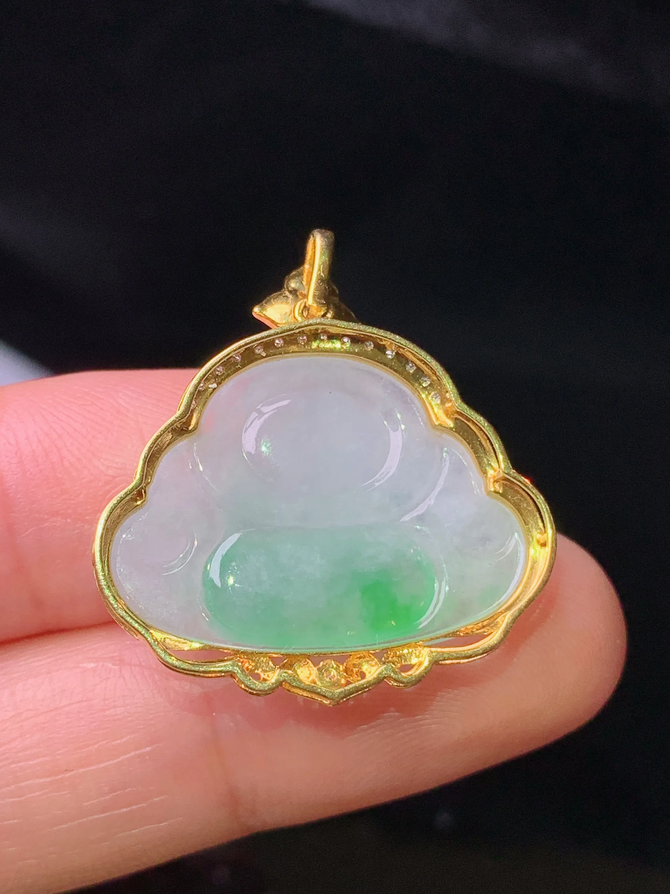 18k金钻镶嵌飘绿佛公吊坠 玉质细腻 色泽清新艳丽 整体尺寸26*24.5*6.3