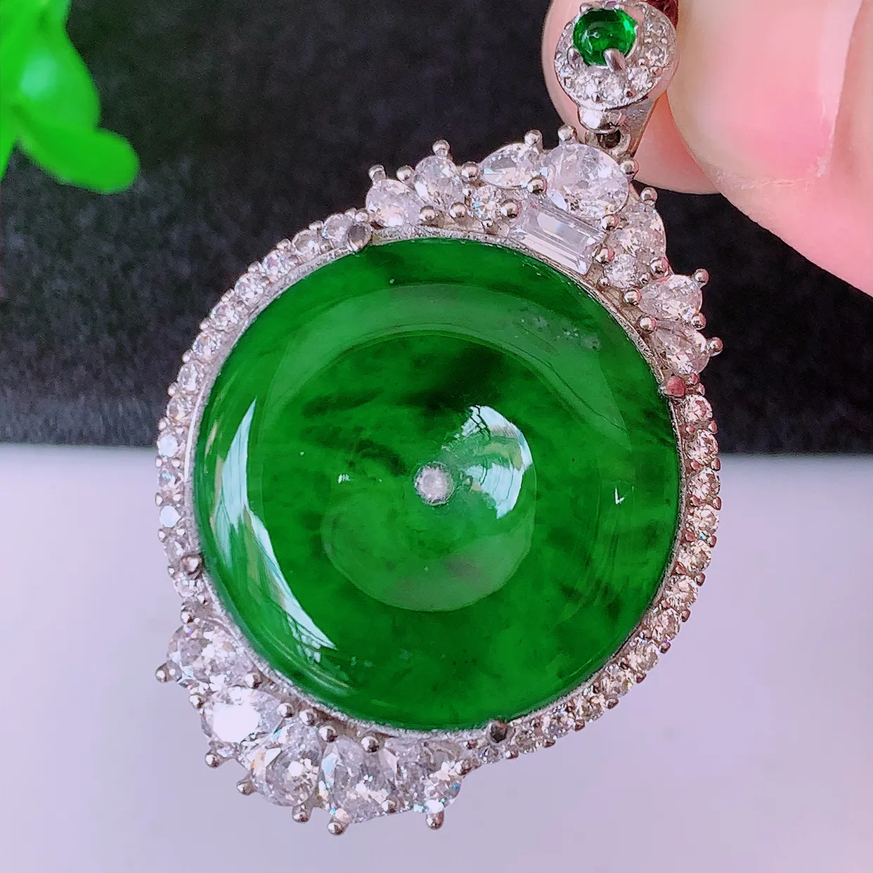 冰透满绿翡翠925银镶嵌平安扣吊坠，自然光实拍，翠色灵动，颜色漂亮，种老水足，品相佳，佩戴佳品！#9