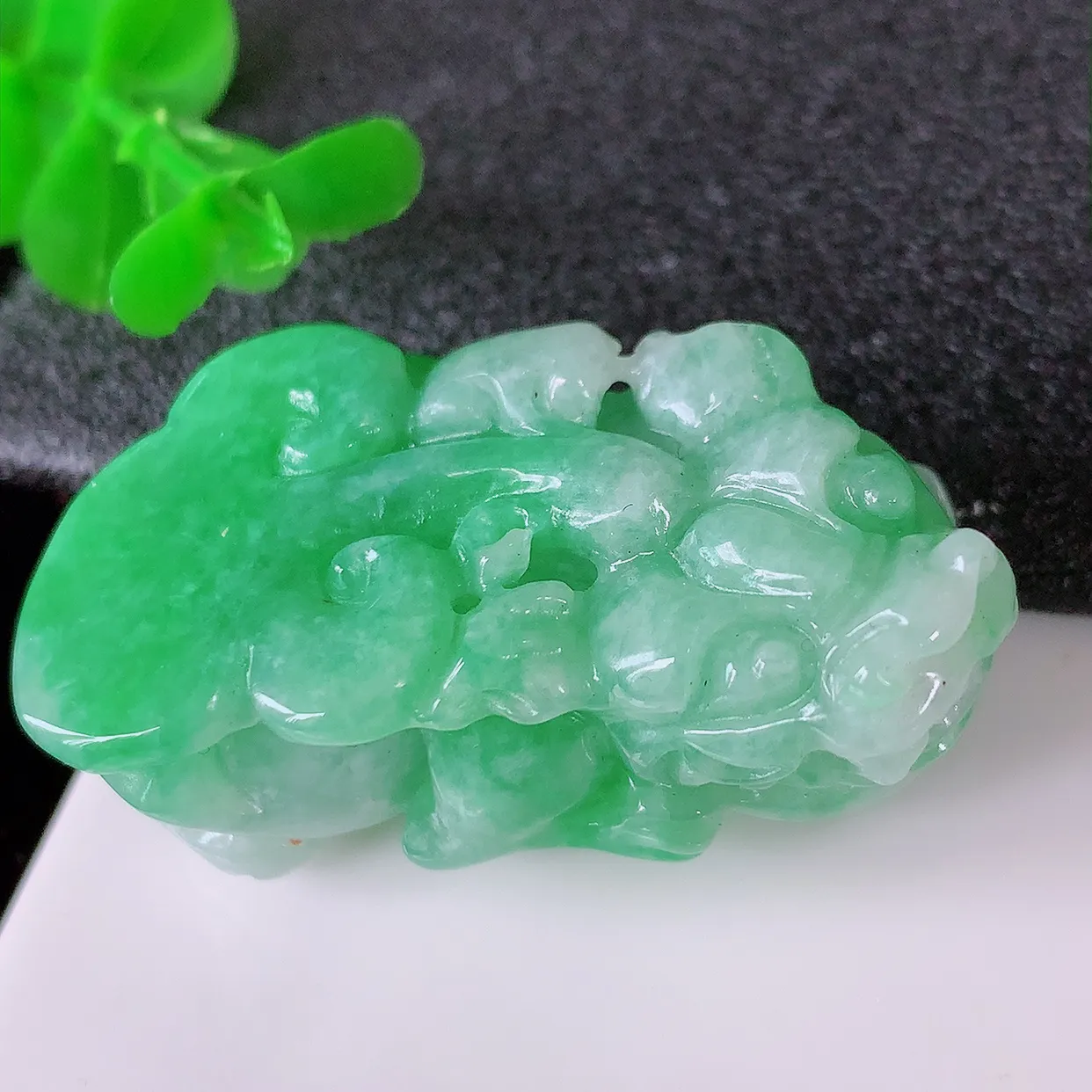 自然光实拍，冰润飘绿招财貔貅翡翠吊坠，民间有“一摸貔貅运程旺盛，再摸貔貅财运滚滚，三摸貔貅平步青云 ”的 美好祝愿。#87.20