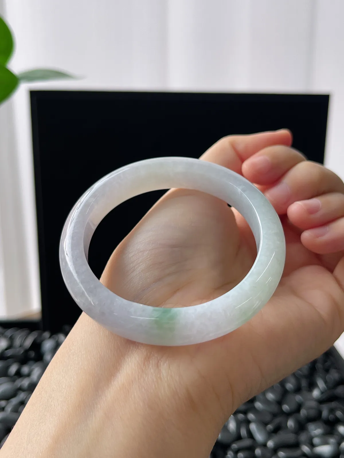 正圈52圈口，翡翠糯化种飘绿手镯