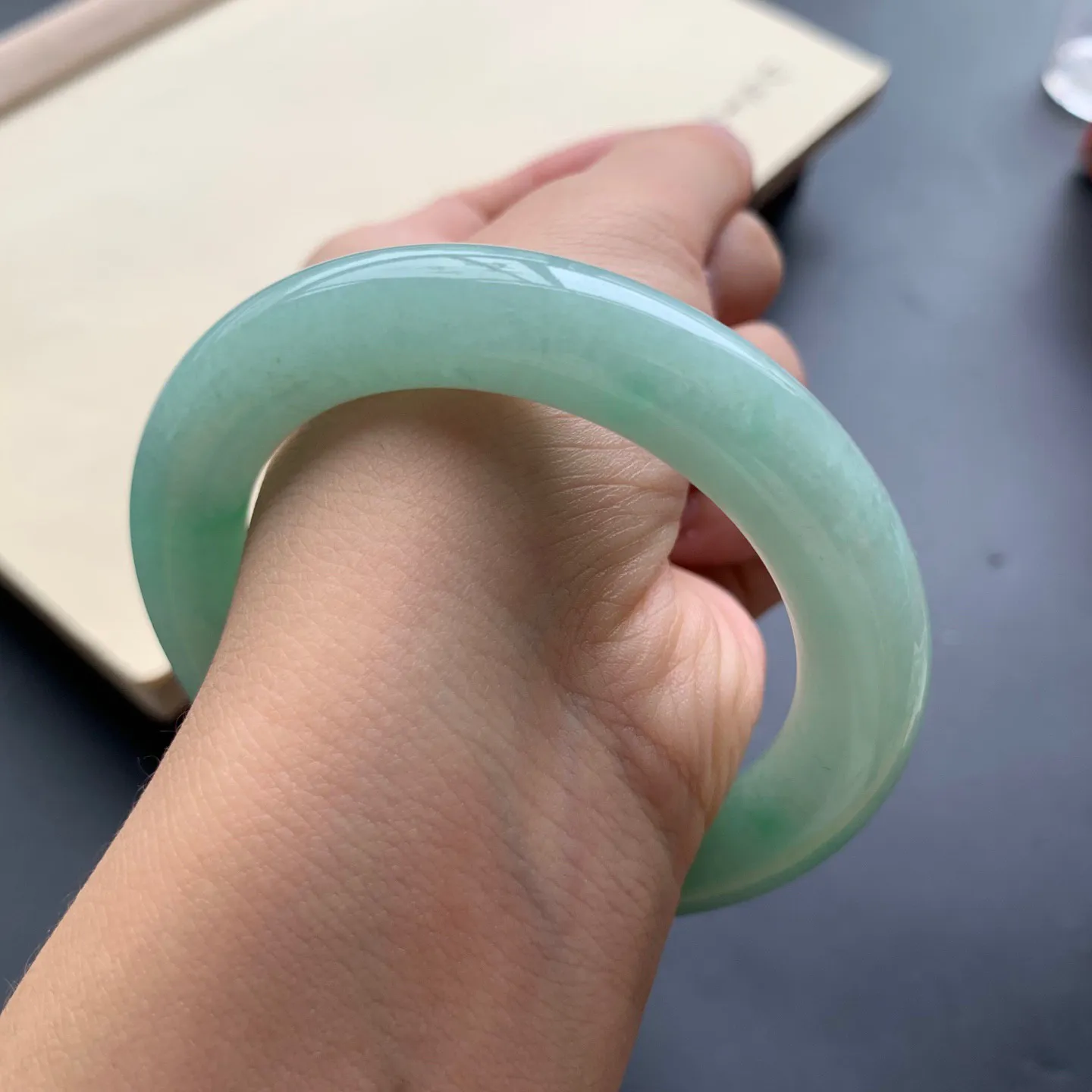 53.8圈囗飘绿圆条手镯 尺寸：53.8-10.8，细腻光滑，条形饱满