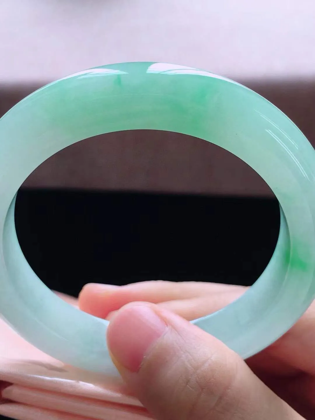 【翡翠名称】老种飘绿花54.8正圈口翡翠手镯
【翡翠尺寸】54.8*11.3*9.5mm适合53.8