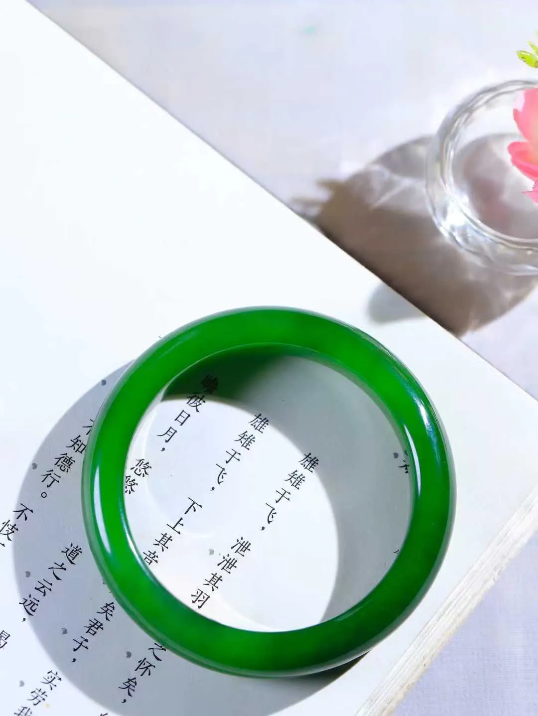 （温柔雅致.手镯）

收藏级臻品️和田玉碧玉手镯。镯型饱满，温润细腻，脂润沁香。️执一卷书，沏一盏茶，着一袭裙，戴一只镯。淡淡浅笺，素心若兰，静赏玉中诗画。悠悠岁月，芊手轻摘，盛满诗样芳华。重50克   尺寸53.5-12-8.4mm    FDA-321101600